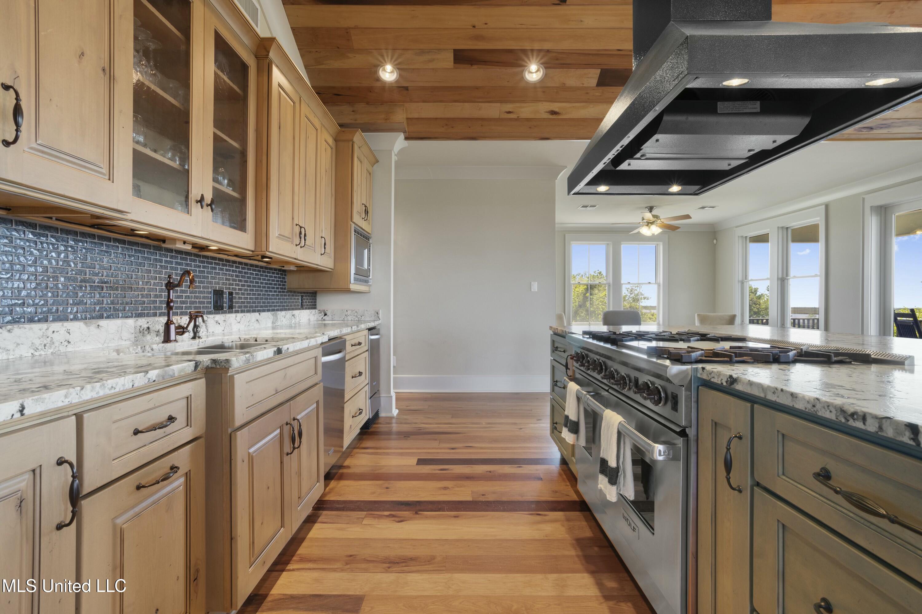 4035 Riverside Drive