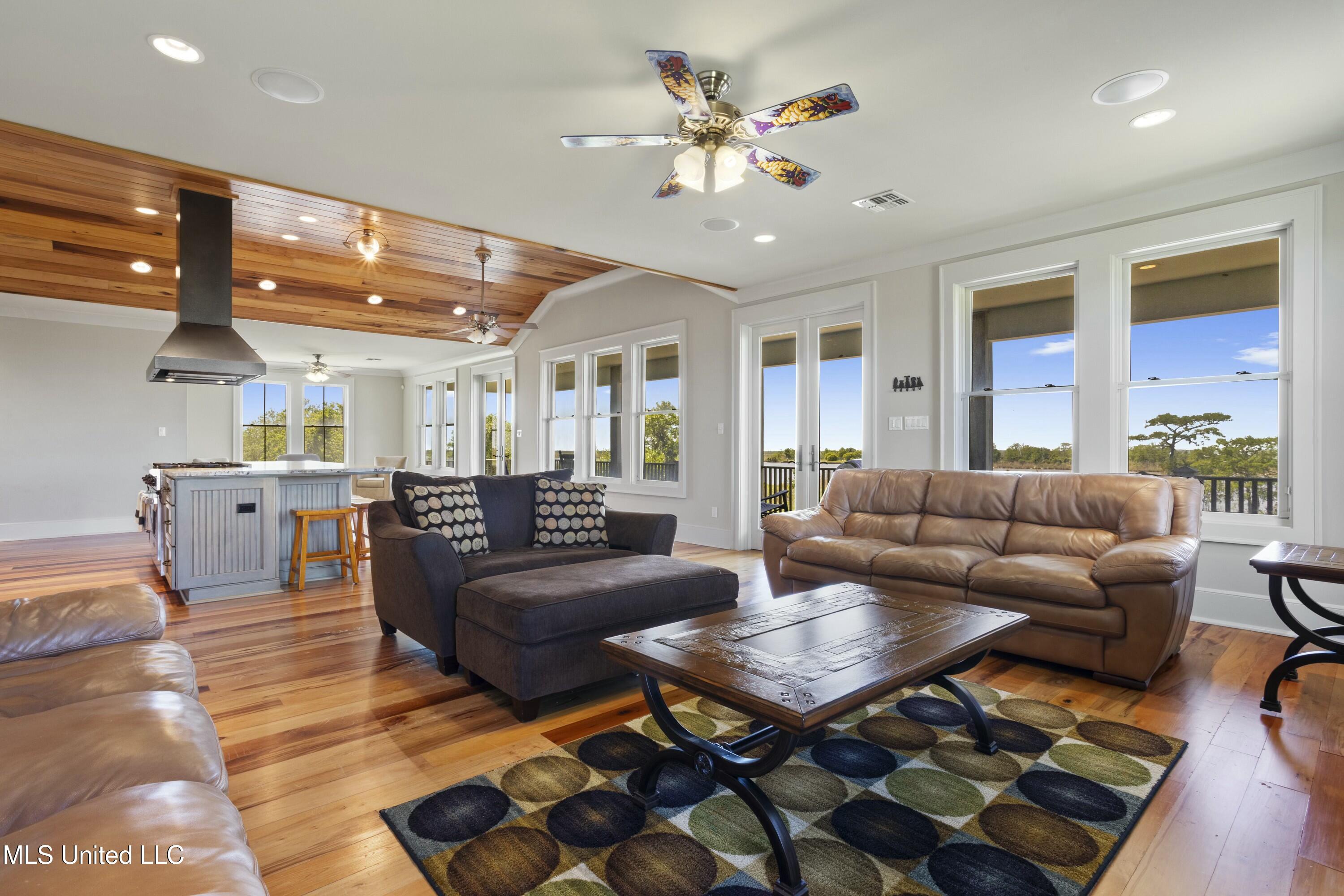 4035 Riverside Drive