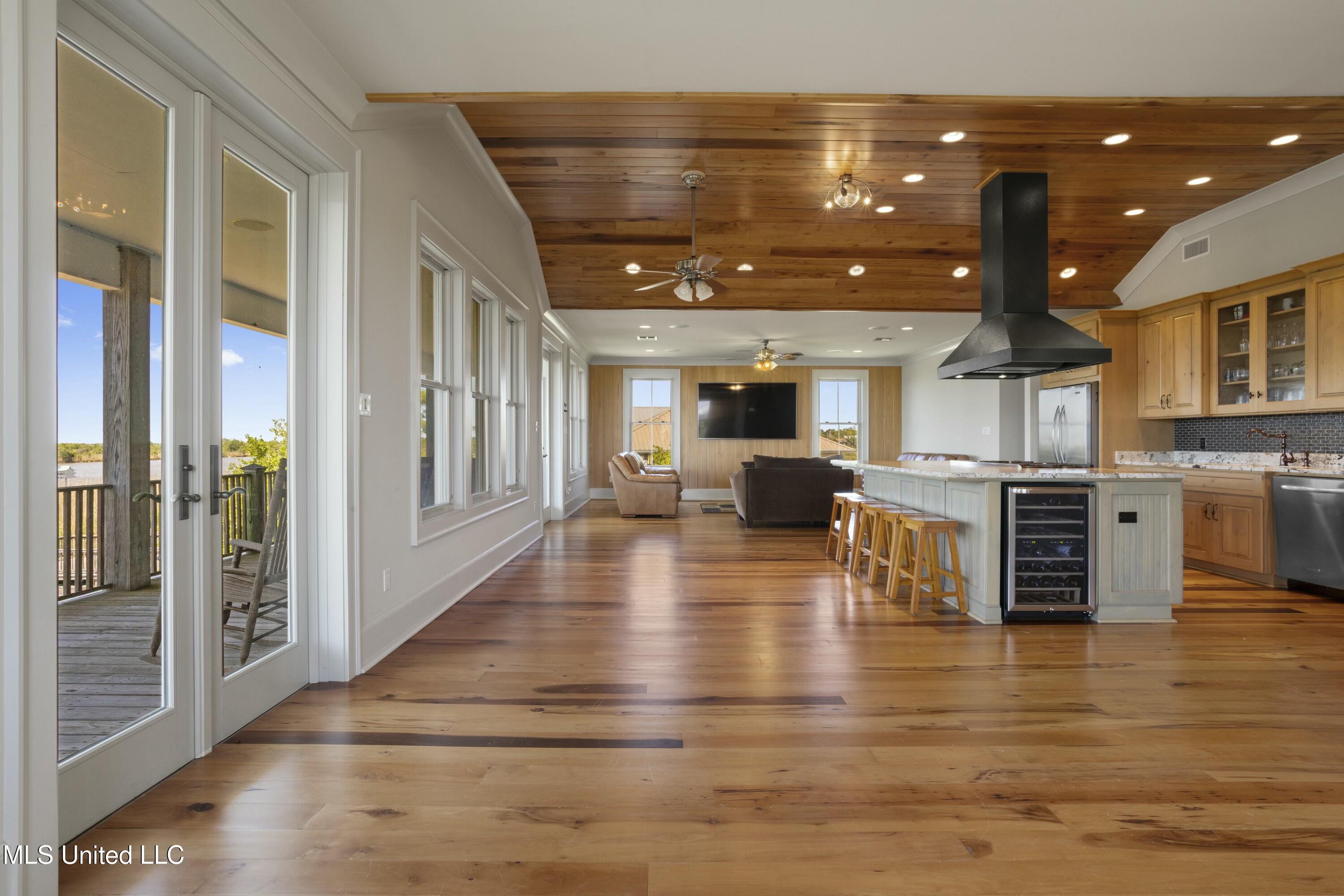 4035 Riverside Drive