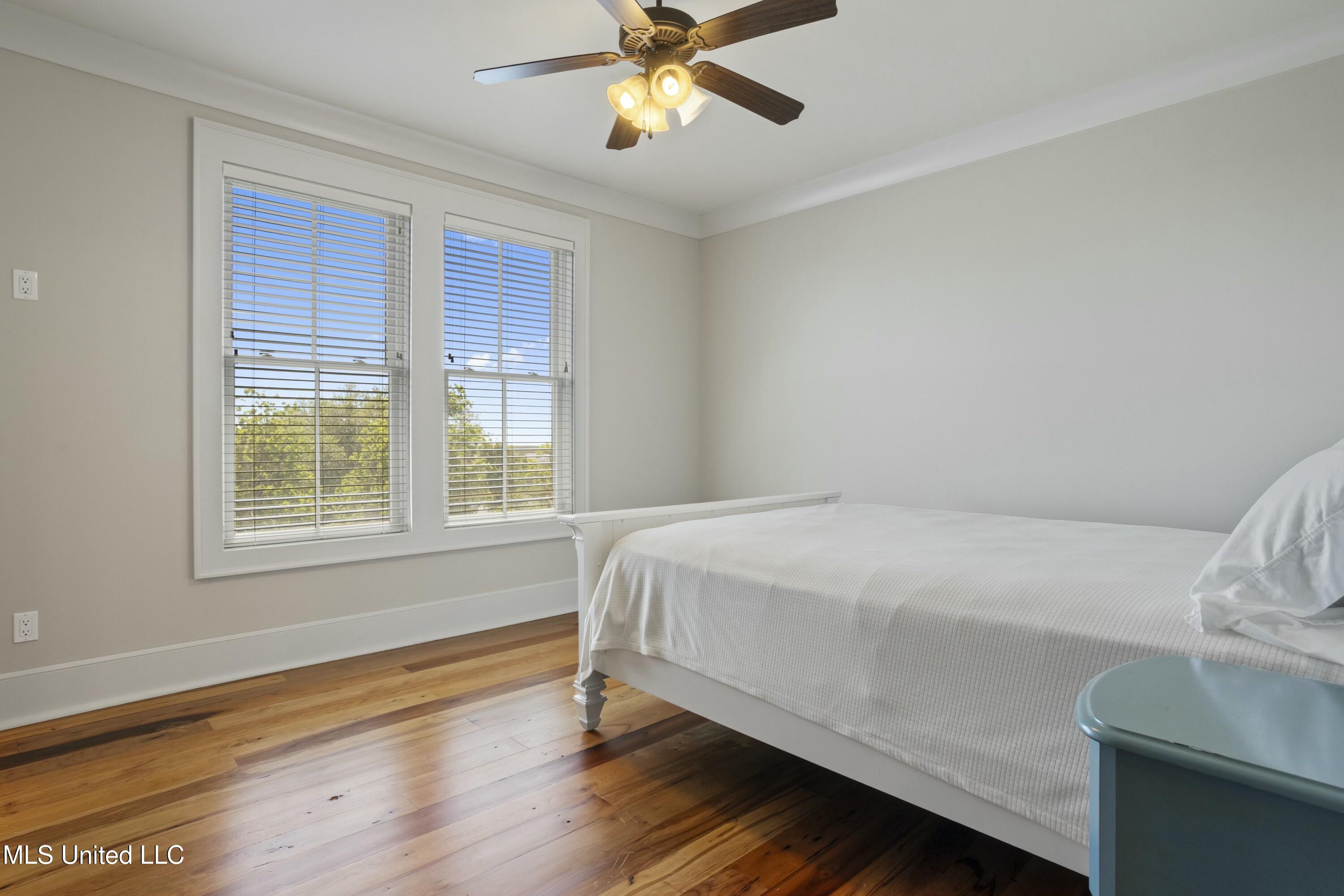 4035 Riverside Drive