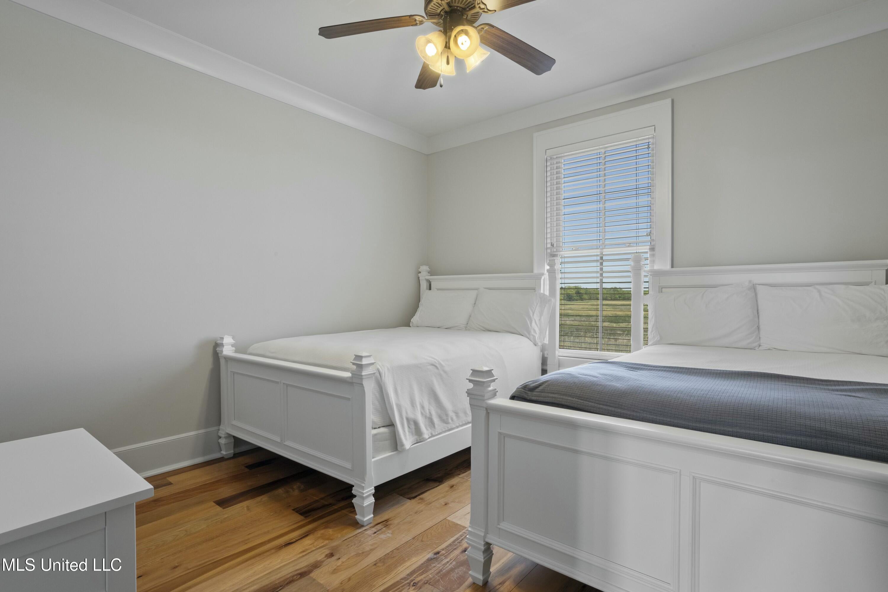 4035 Riverside Drive