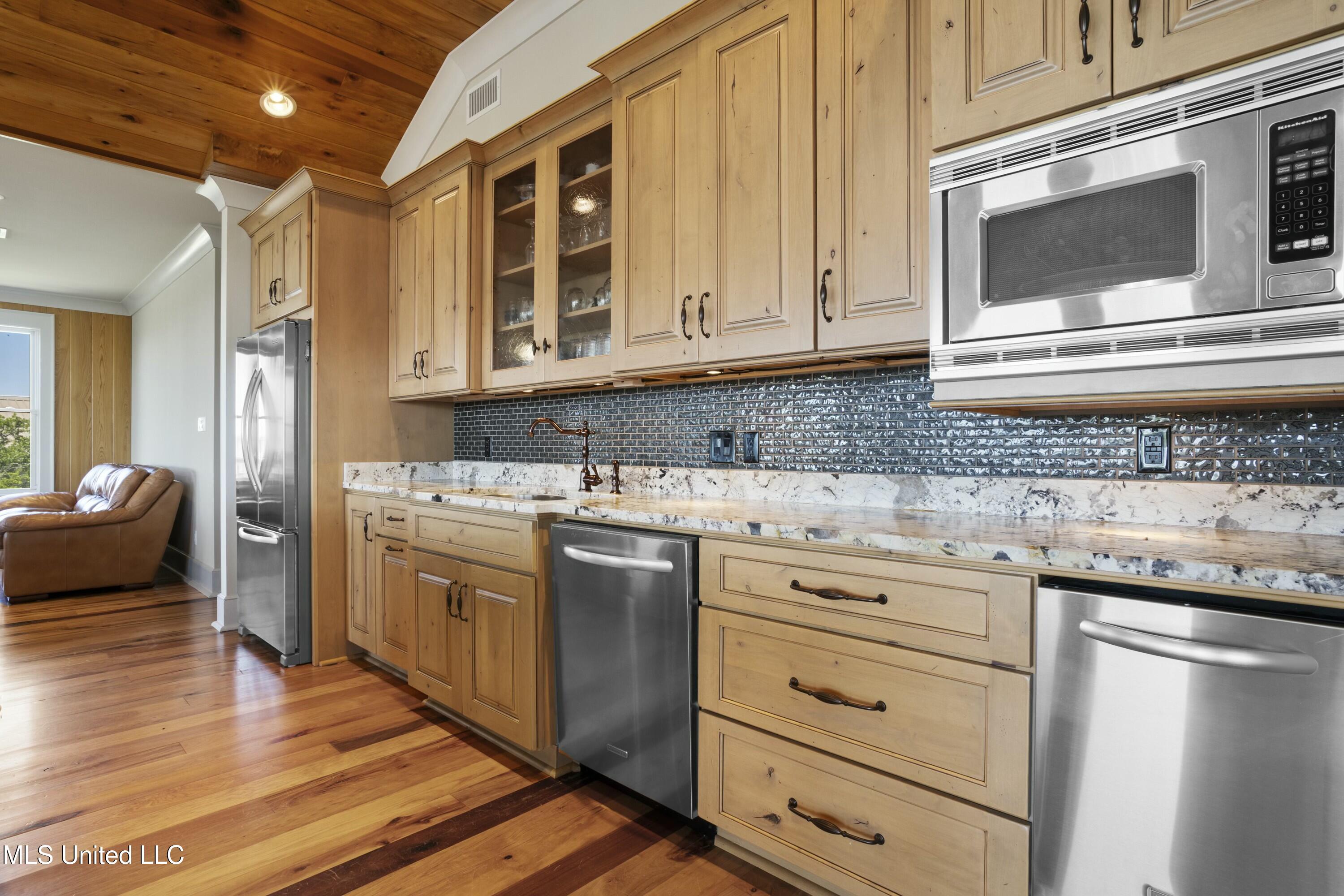 4035 Riverside Drive