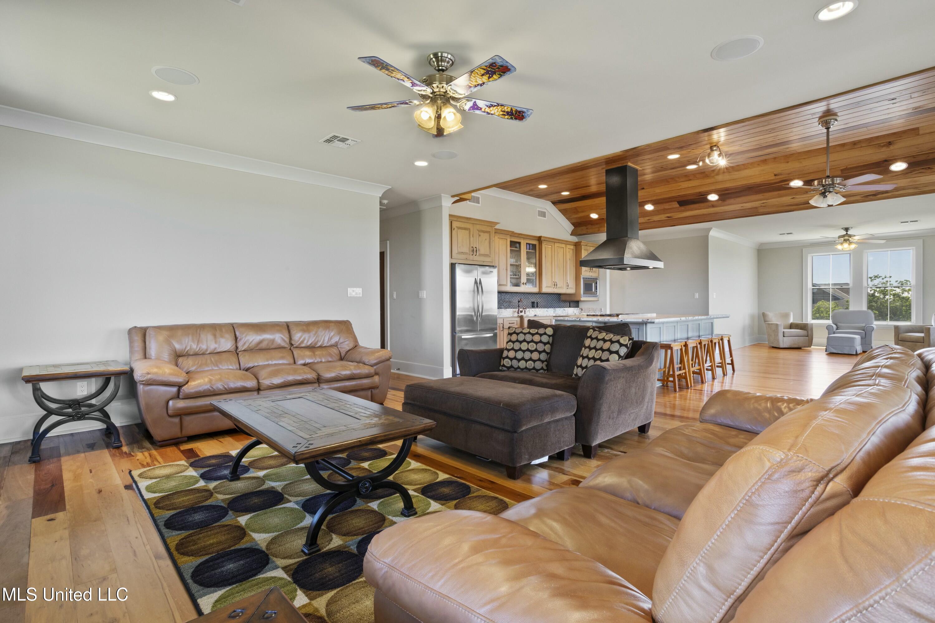 4035 Riverside Drive