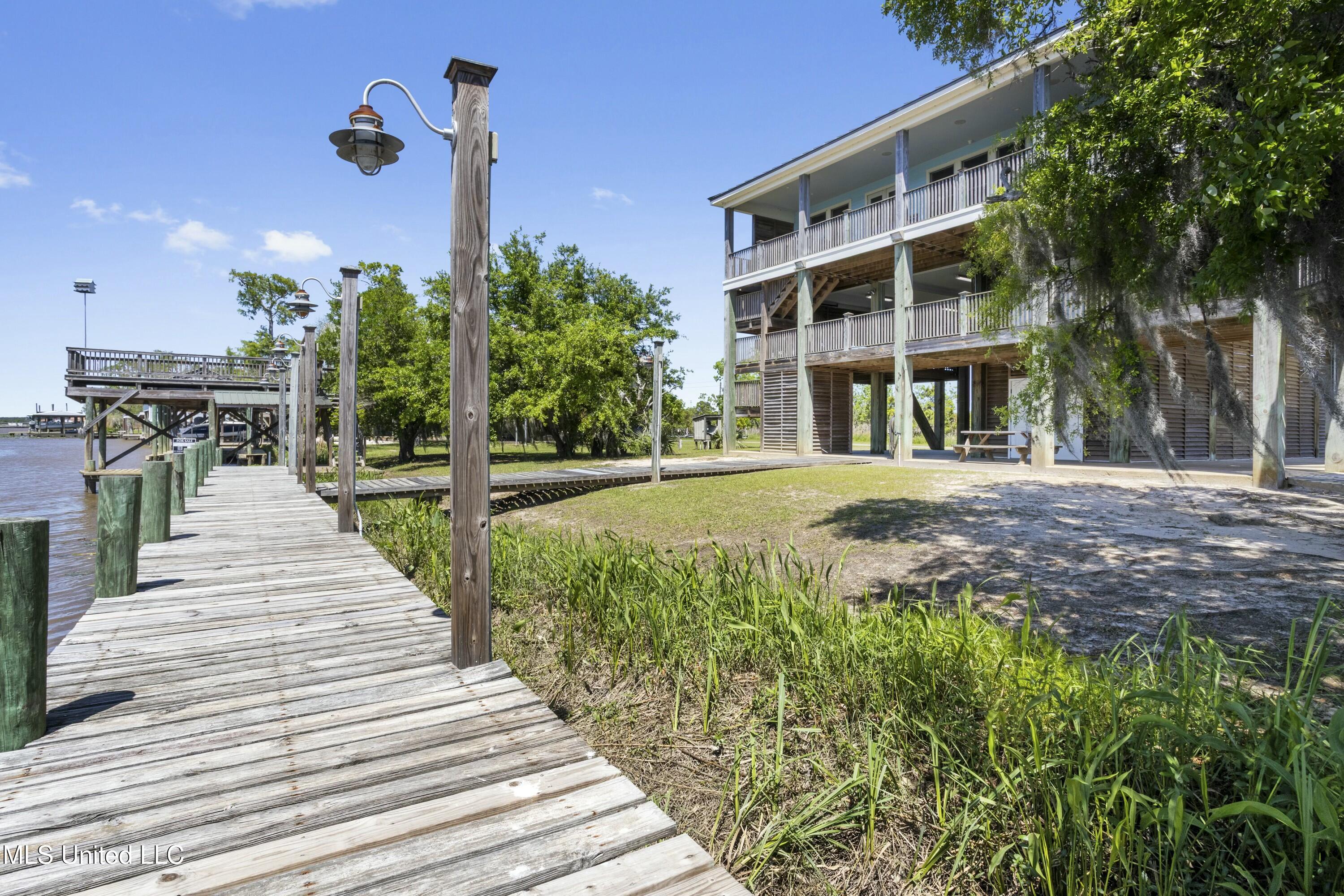 4035 Riverside Drive