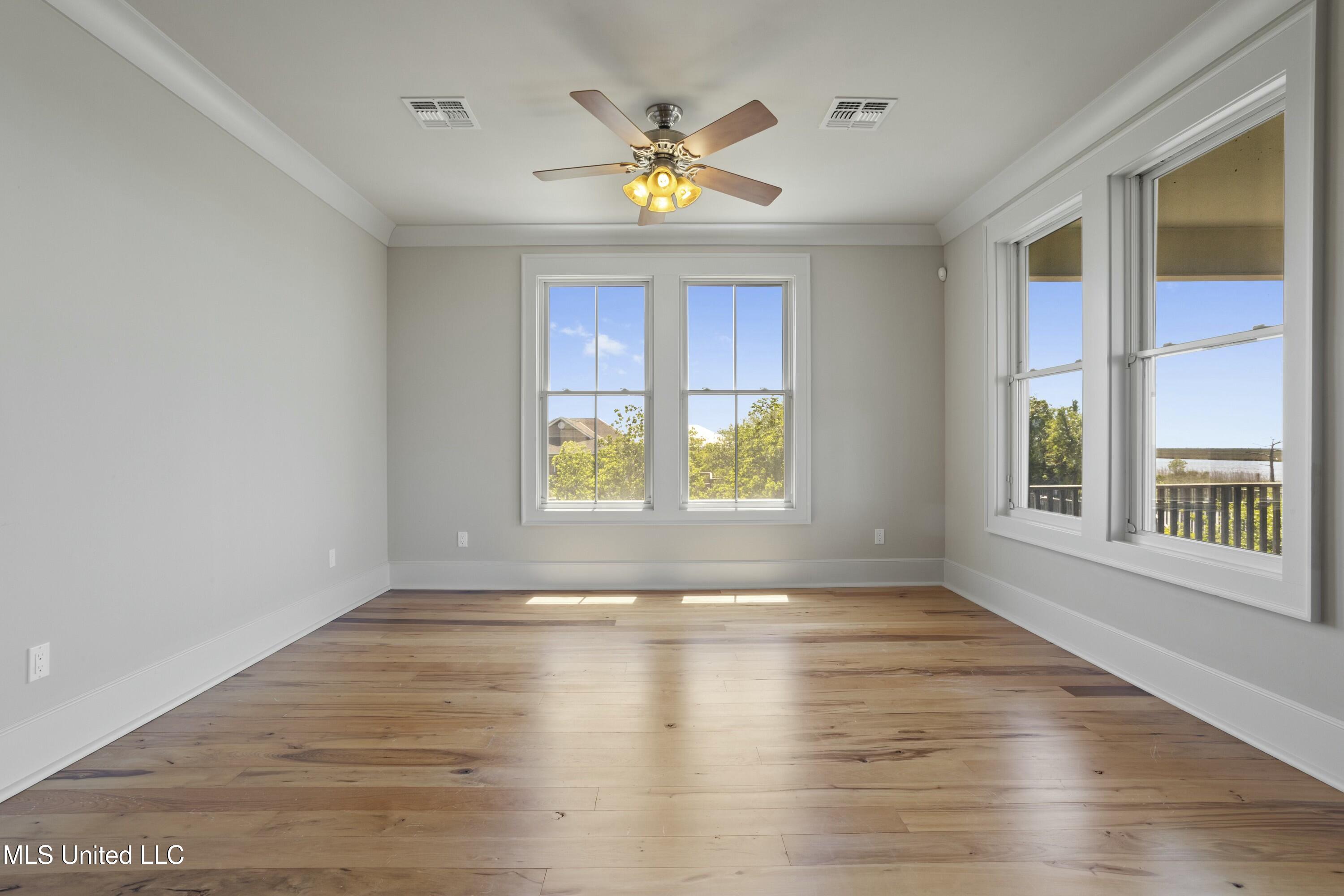 4035 Riverside Drive