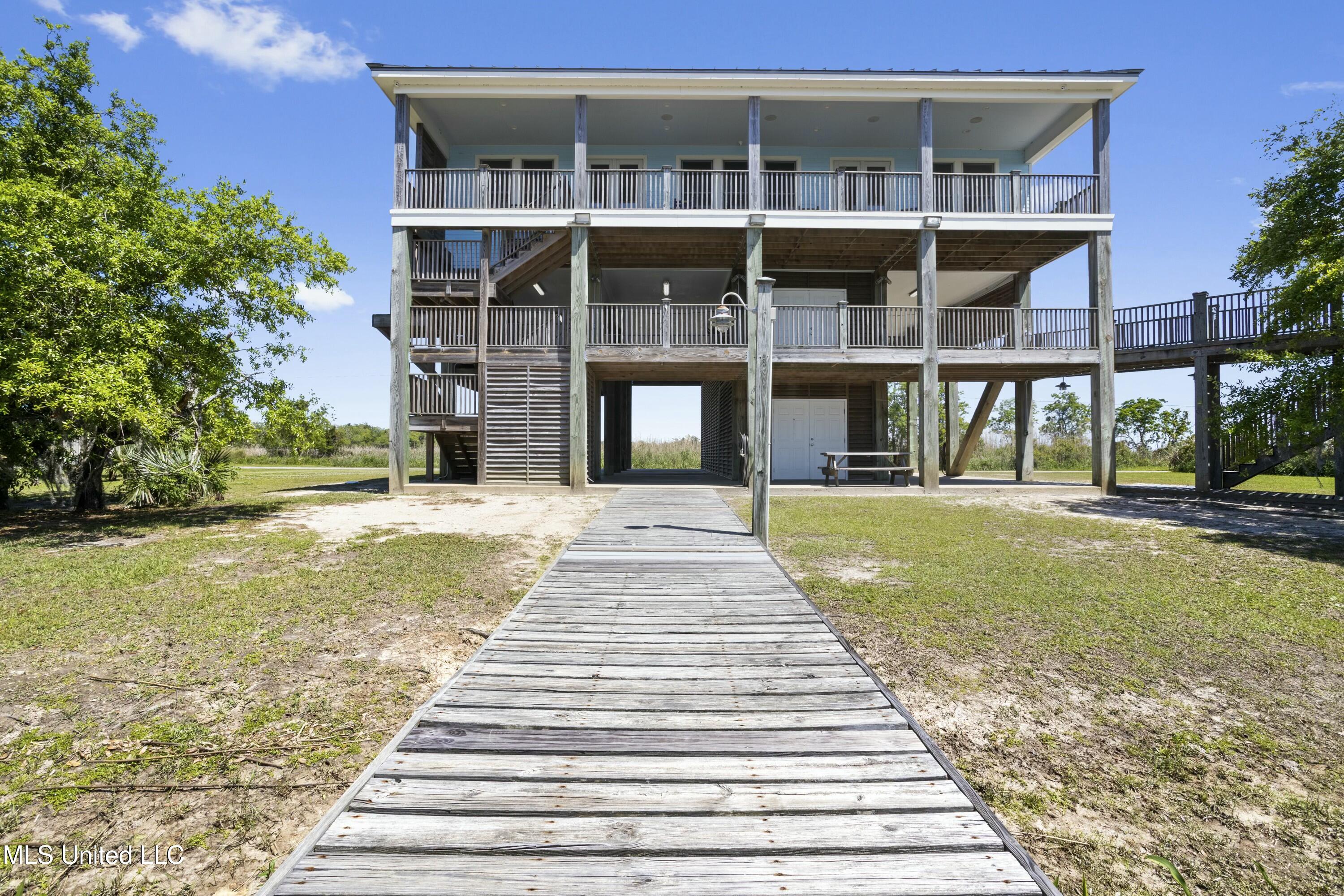 4035 Riverside Drive