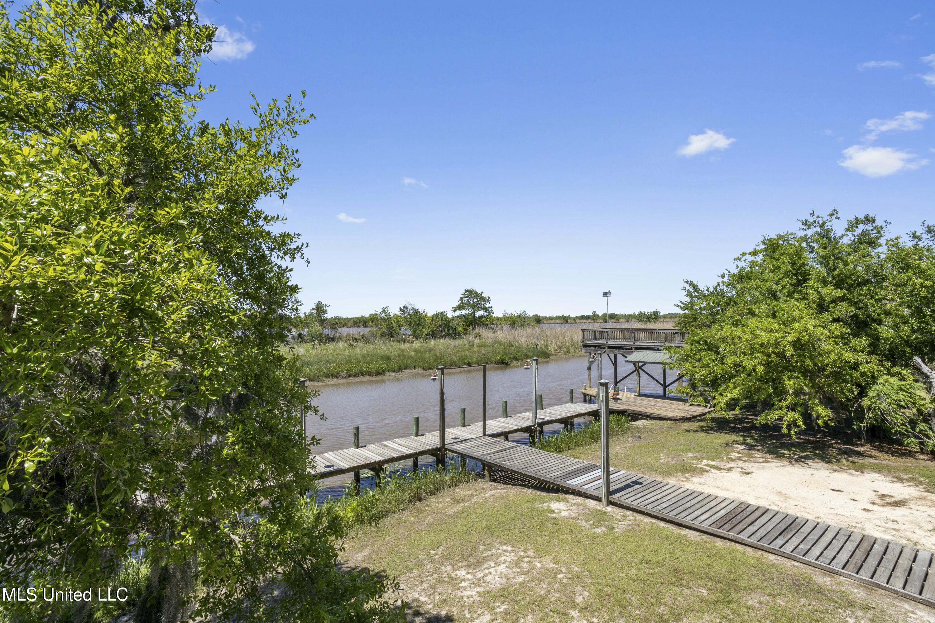 4035 Riverside Drive