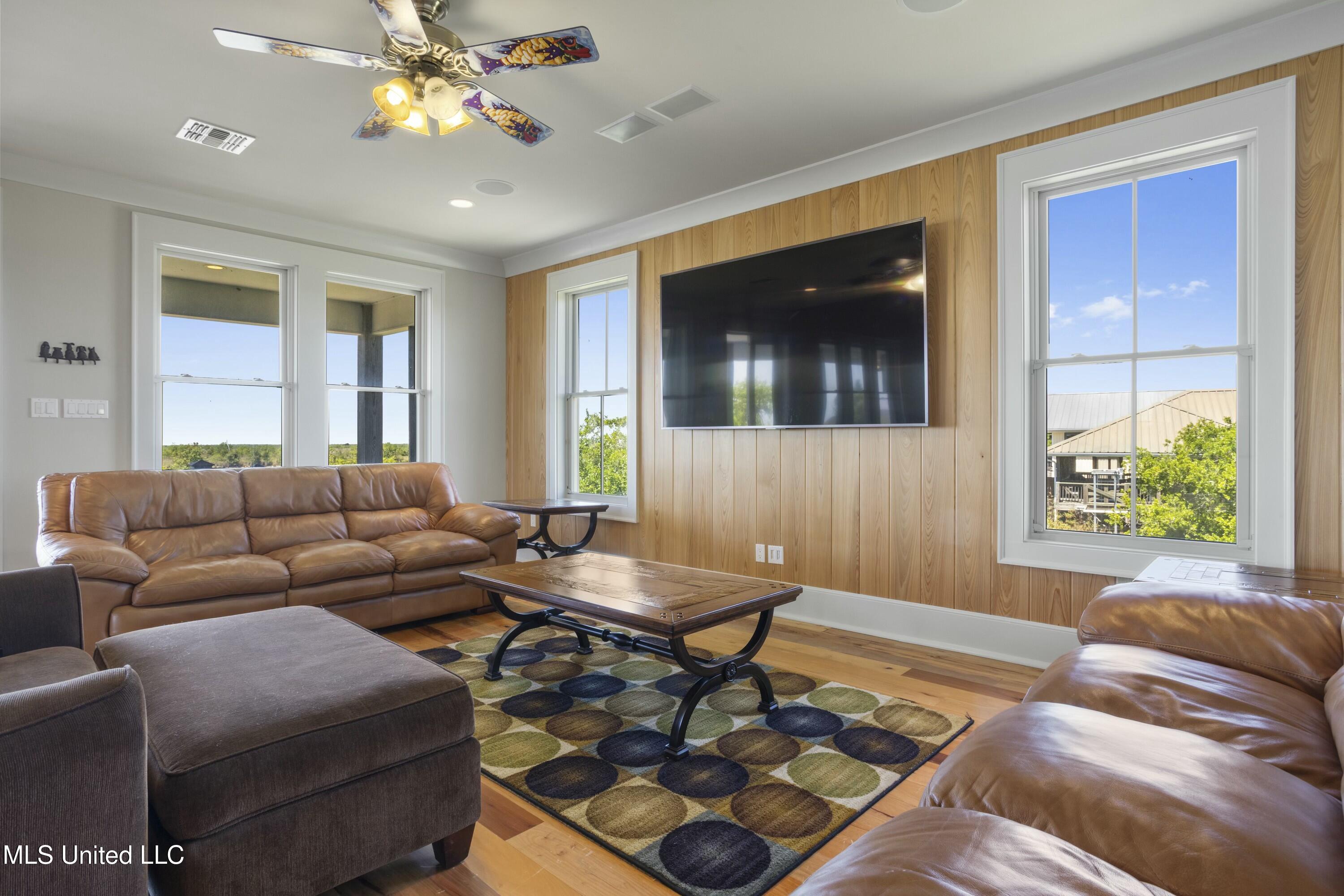 4035 Riverside Drive