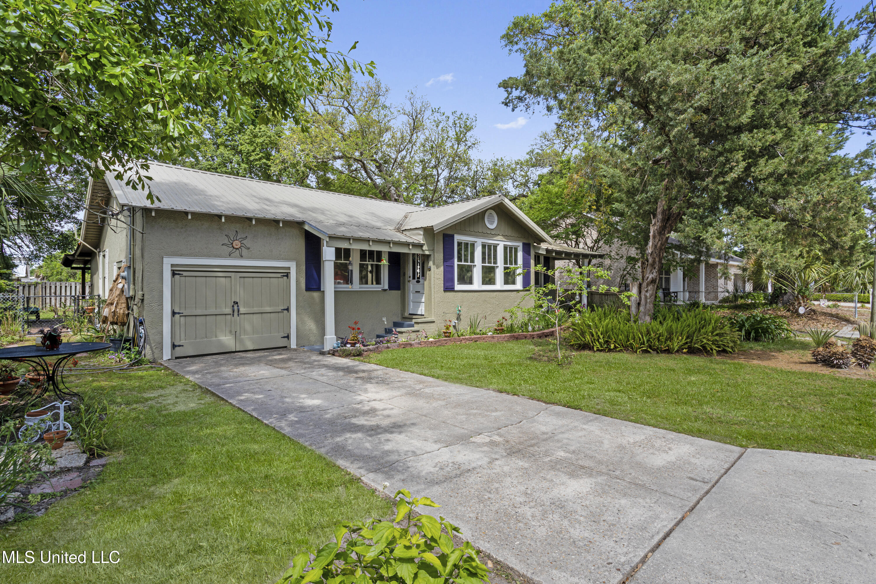 329 Demontluzin Avenue