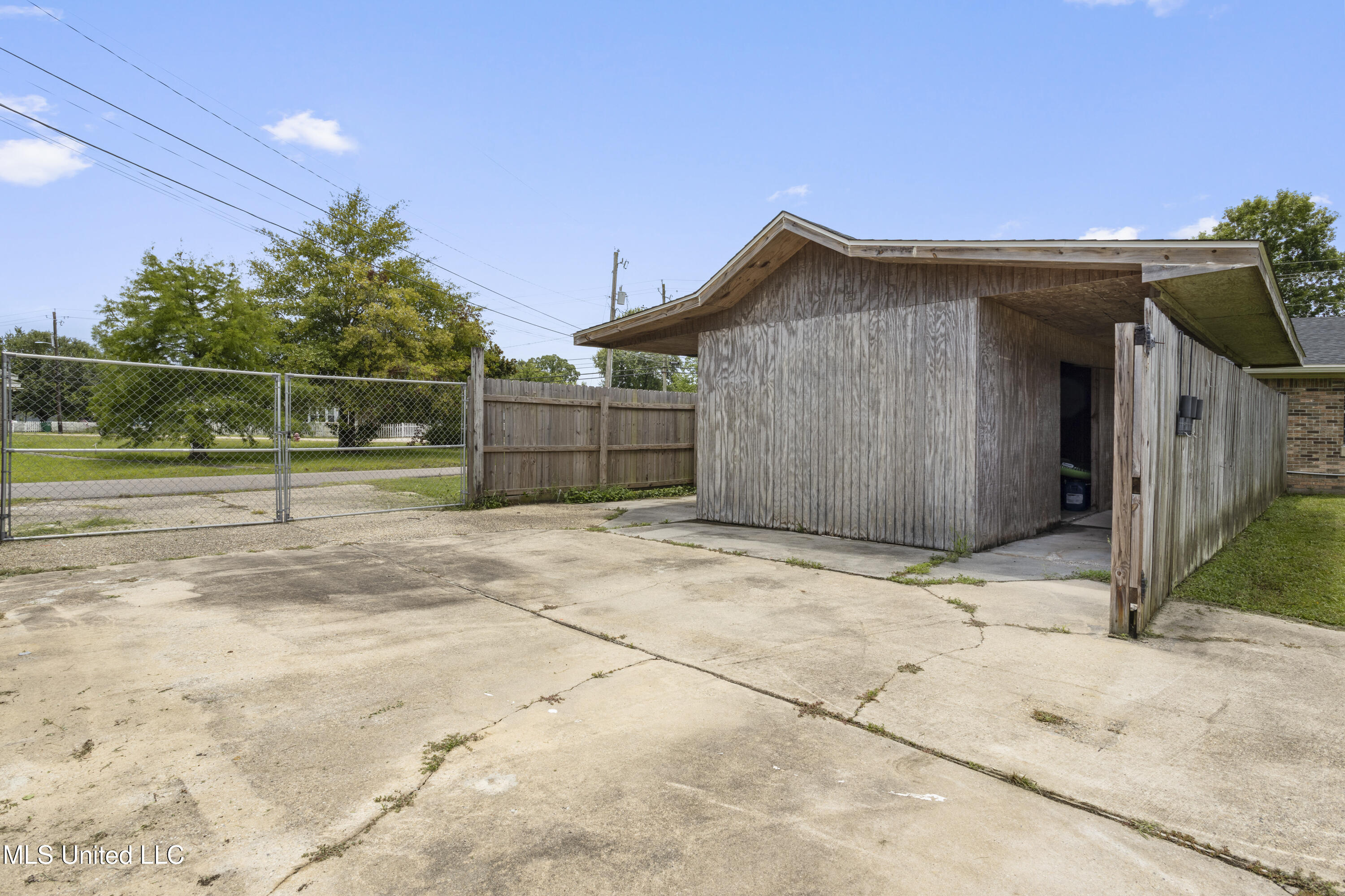 904 Waveland Avenue