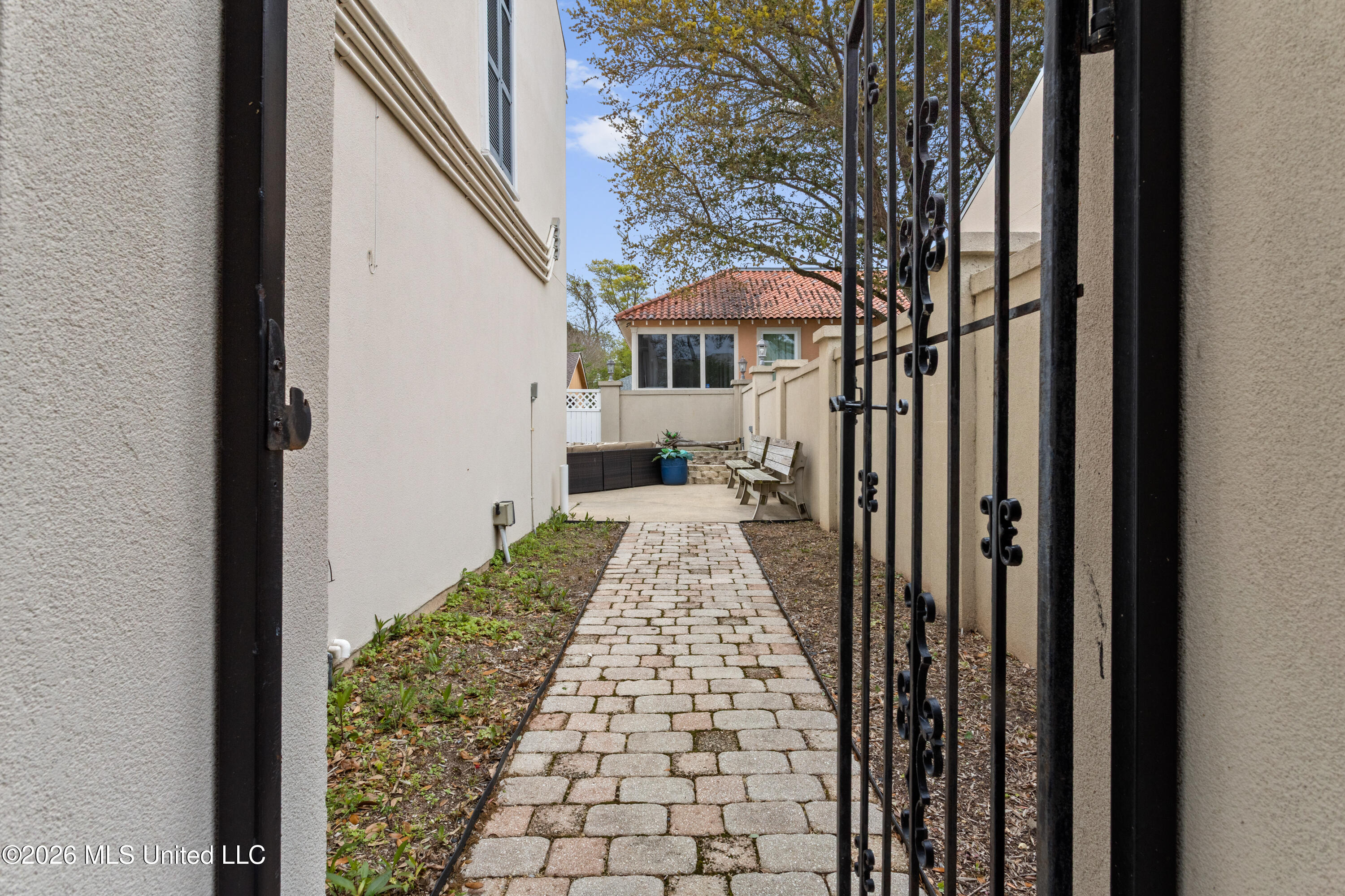 105 Demontluzin Avenue, 1