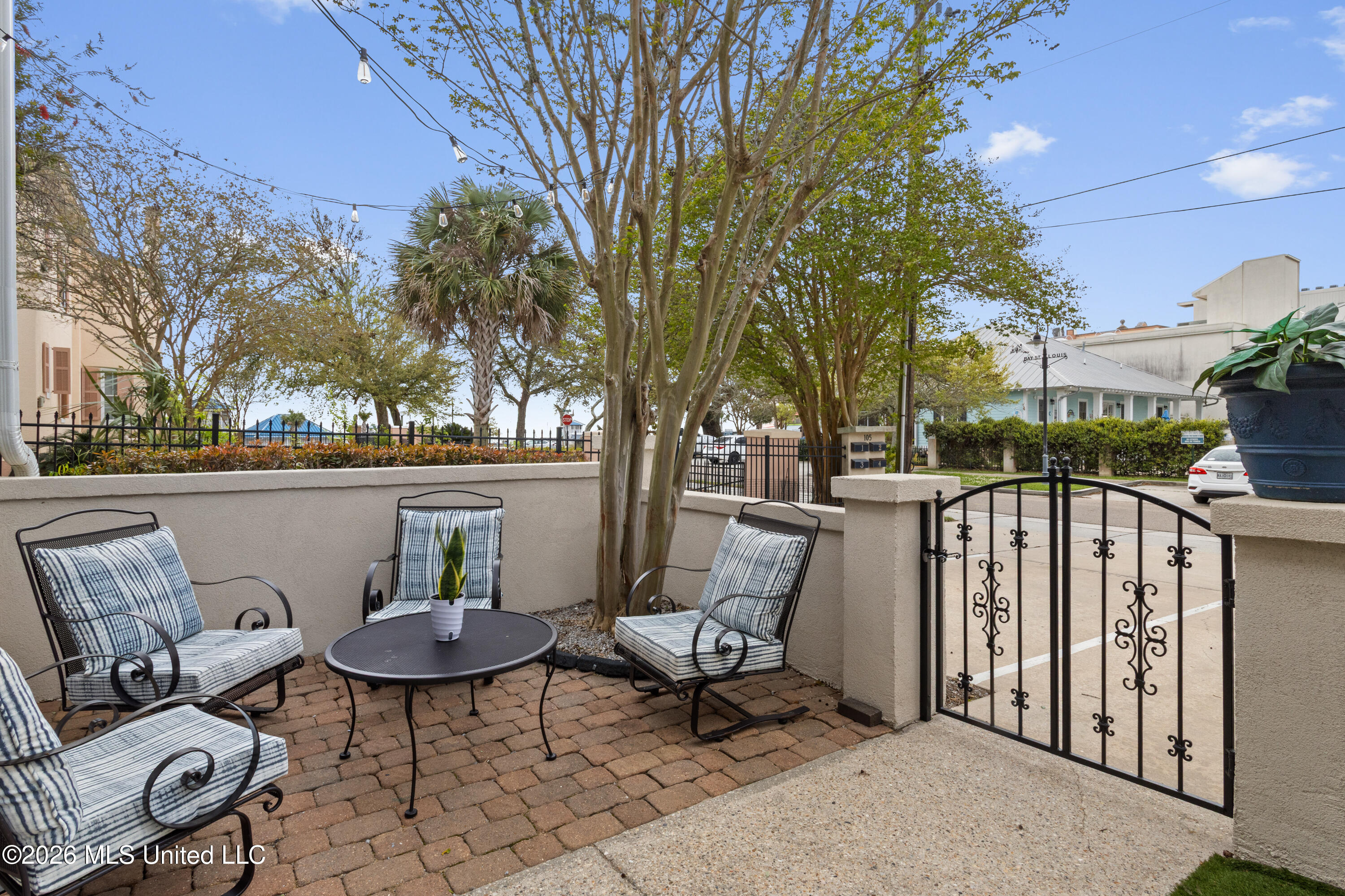 105 Demontluzin Avenue, 1