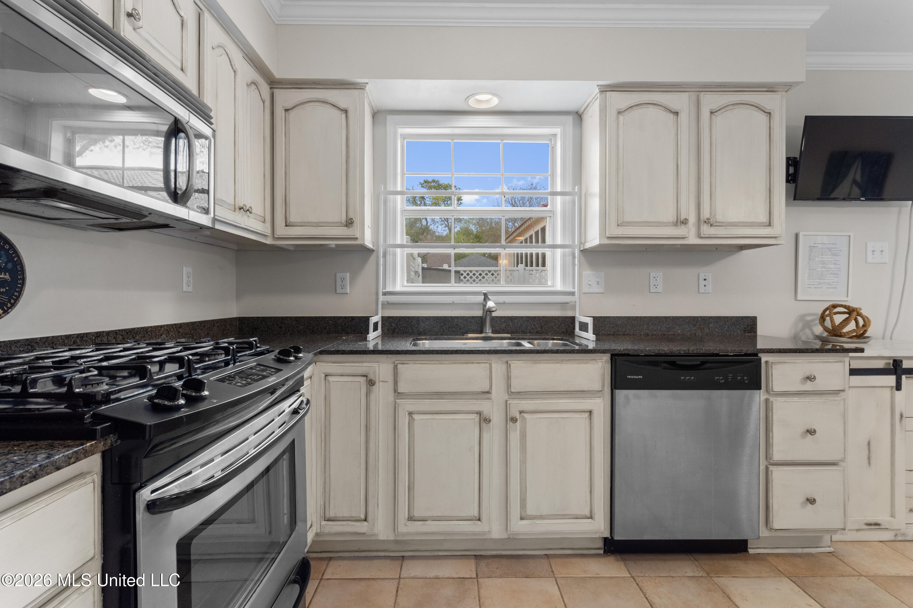 105 Demontluzin Avenue, 1