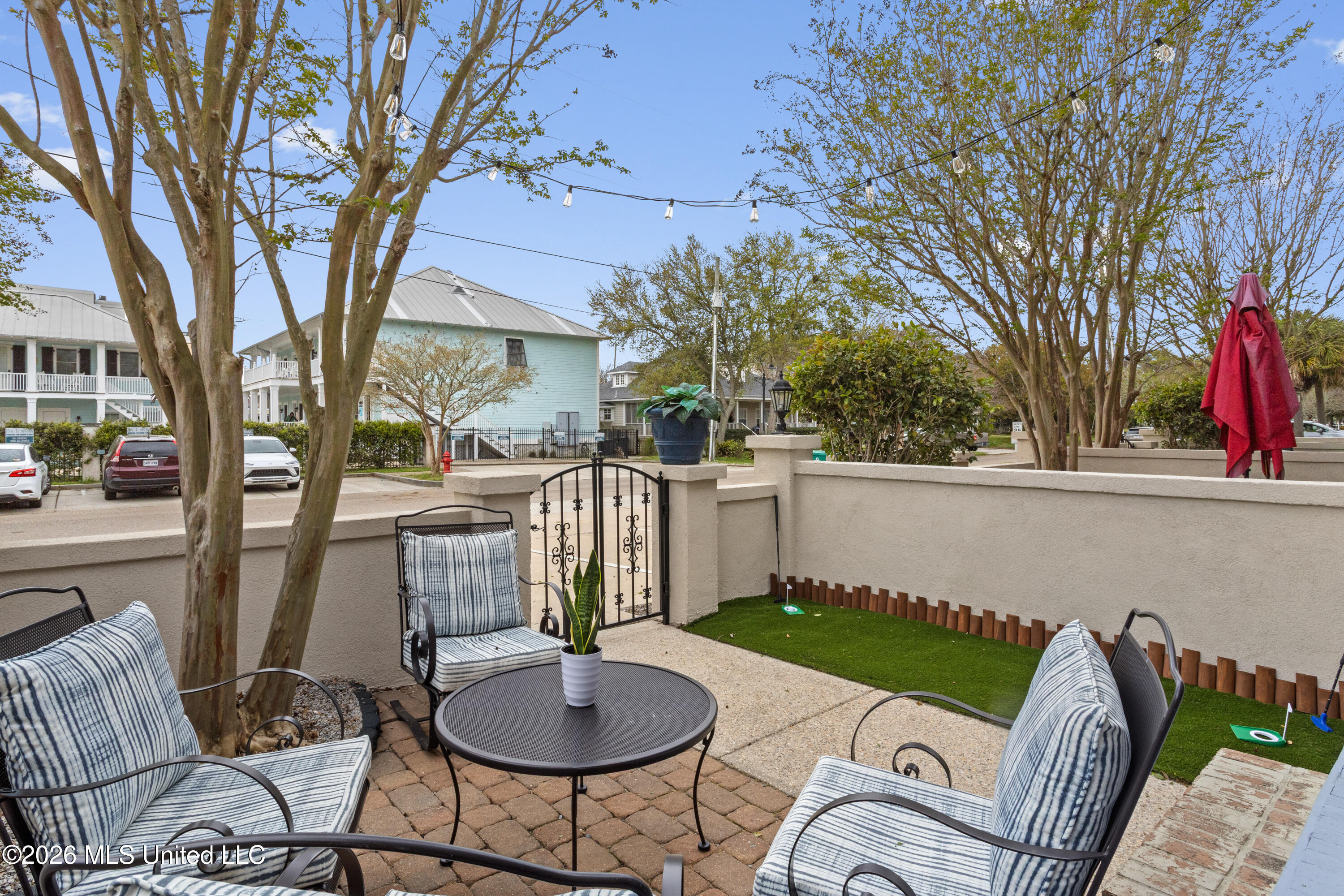 105 Demontluzin Avenue, 1