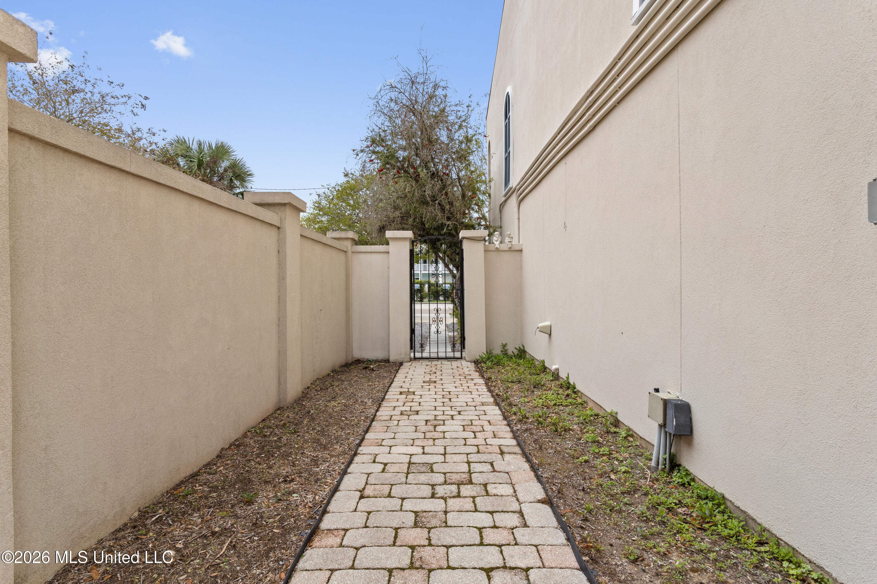 105 Demontluzin Avenue, 1