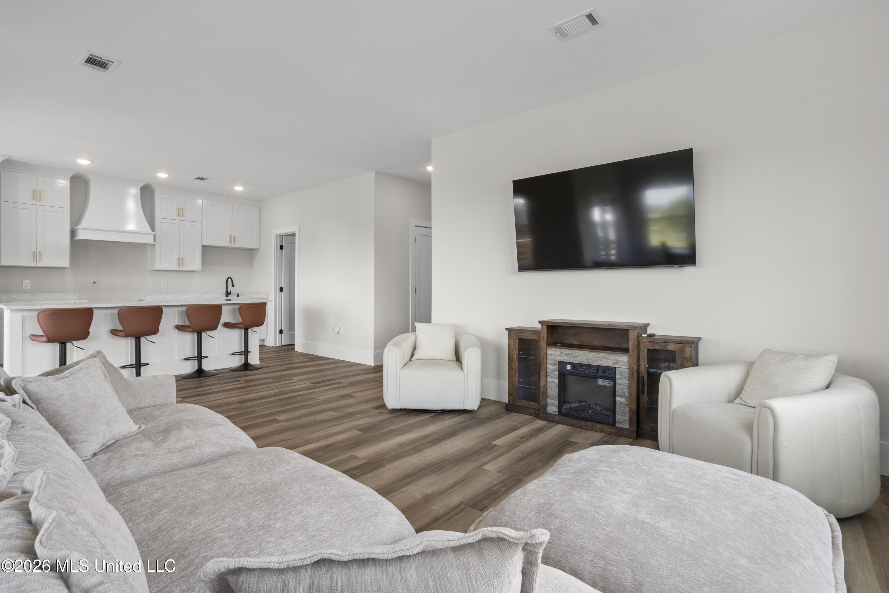 825 Larkspur Lane