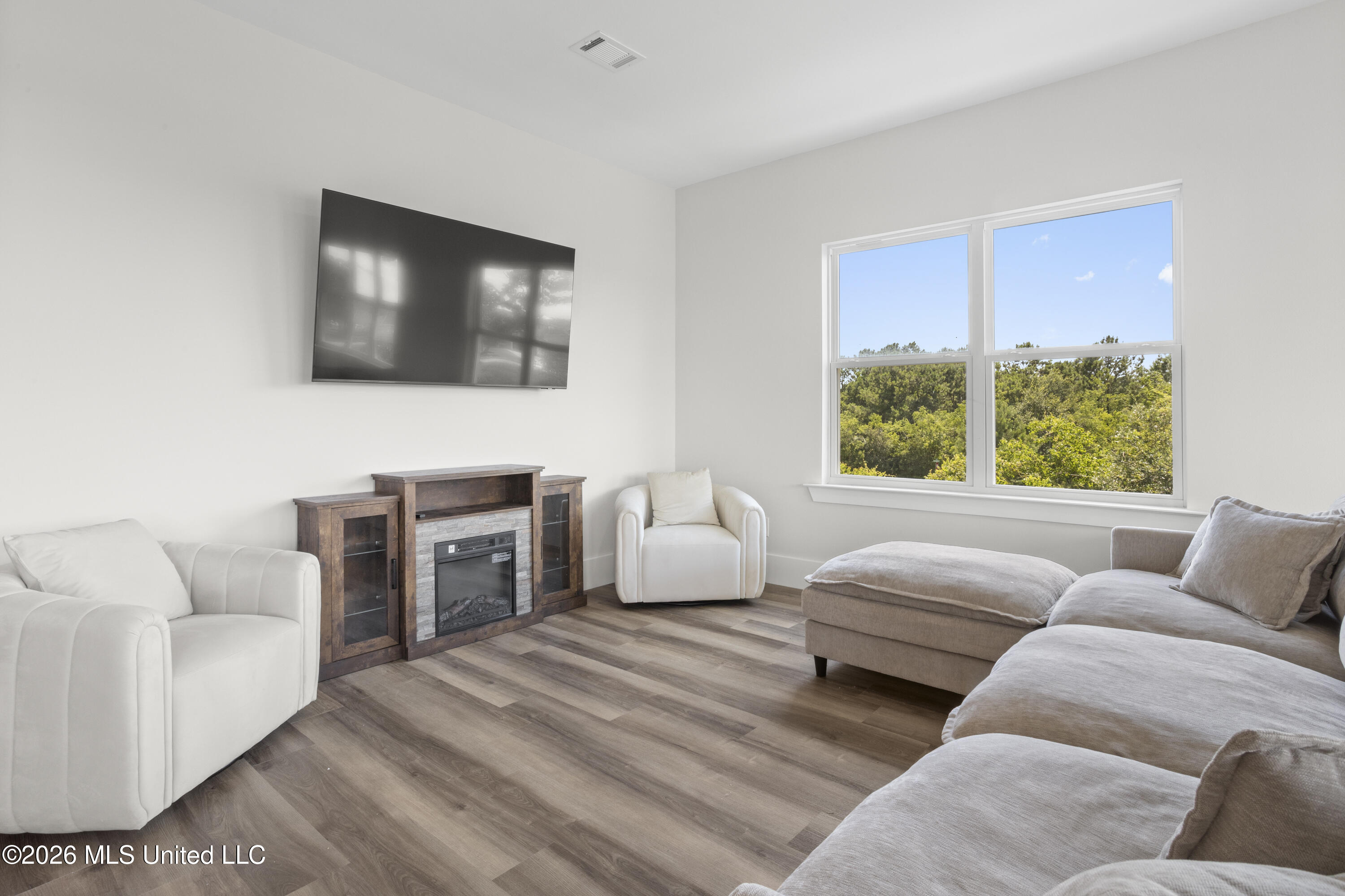 825 Larkspur Lane