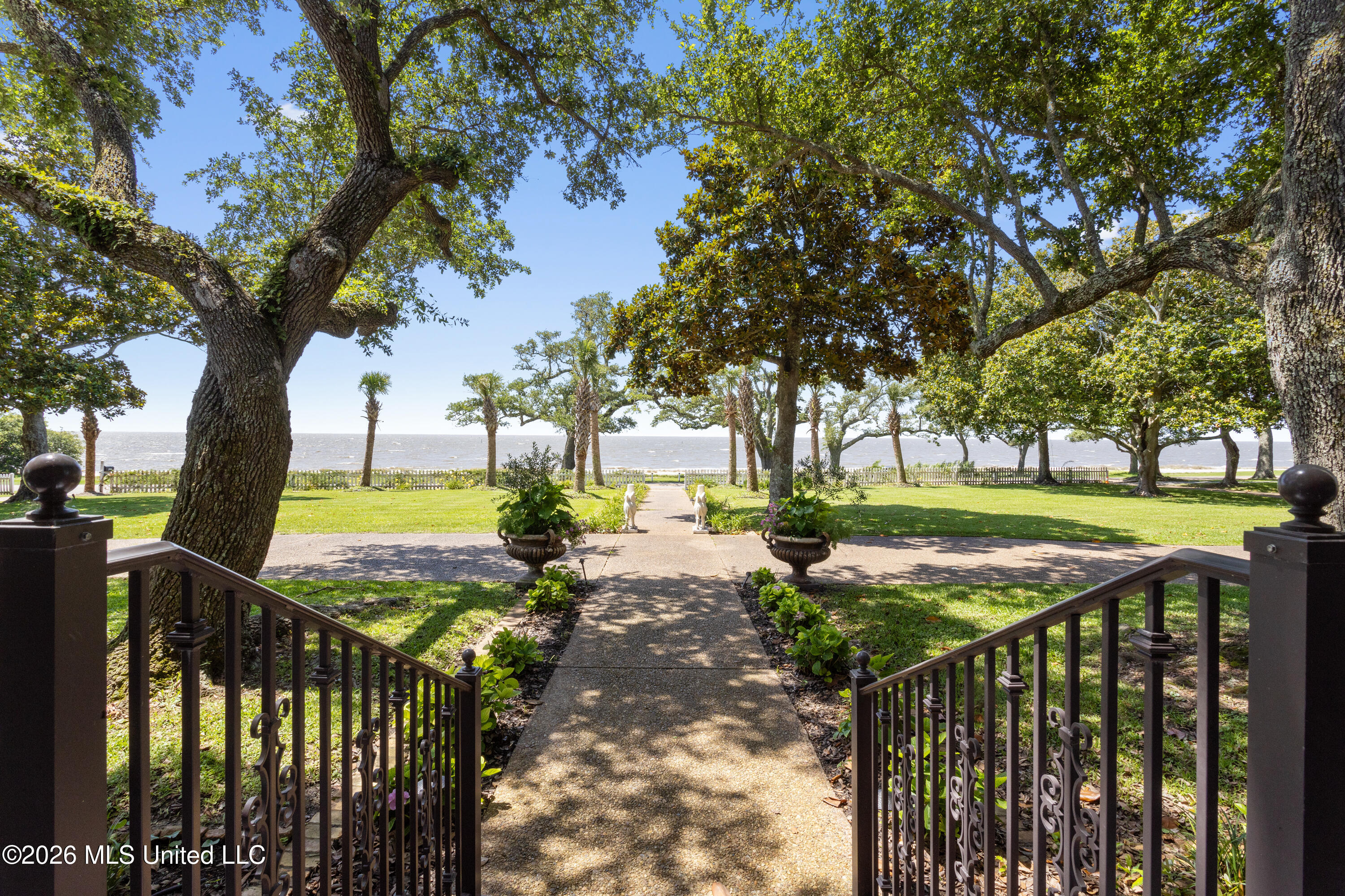 625 E Scenic Drive