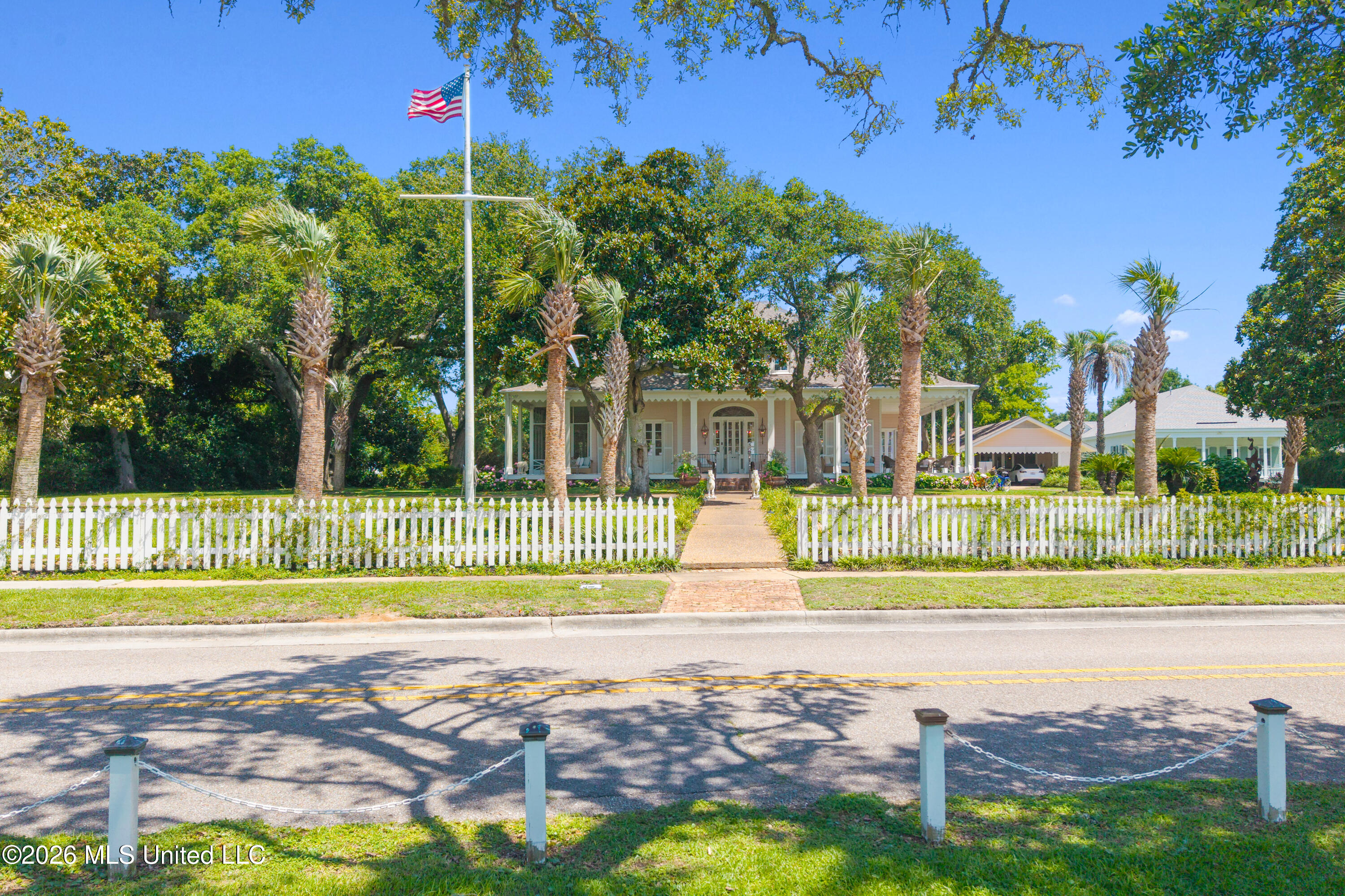 625 E Scenic Drive