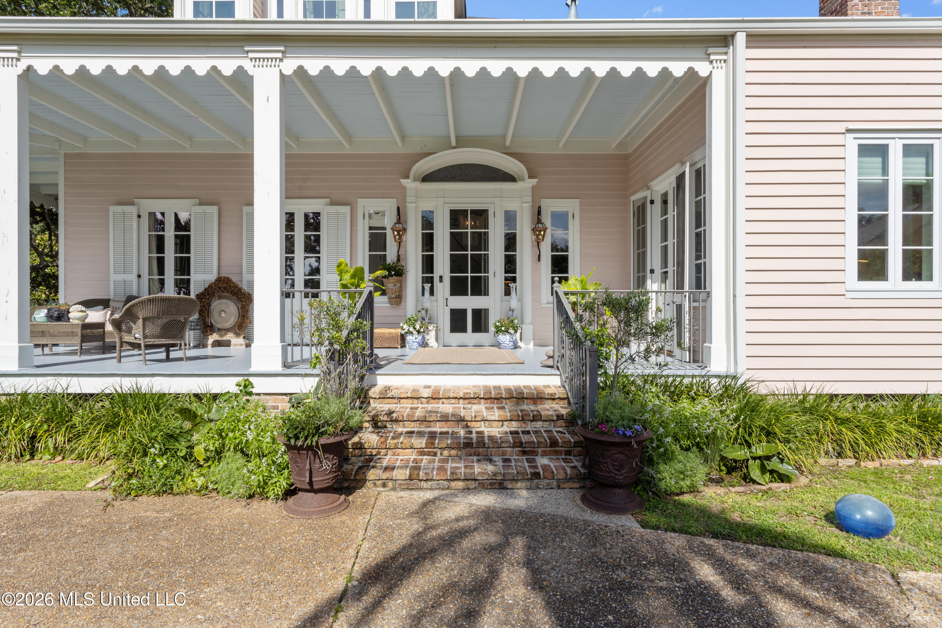 625 E Scenic Drive