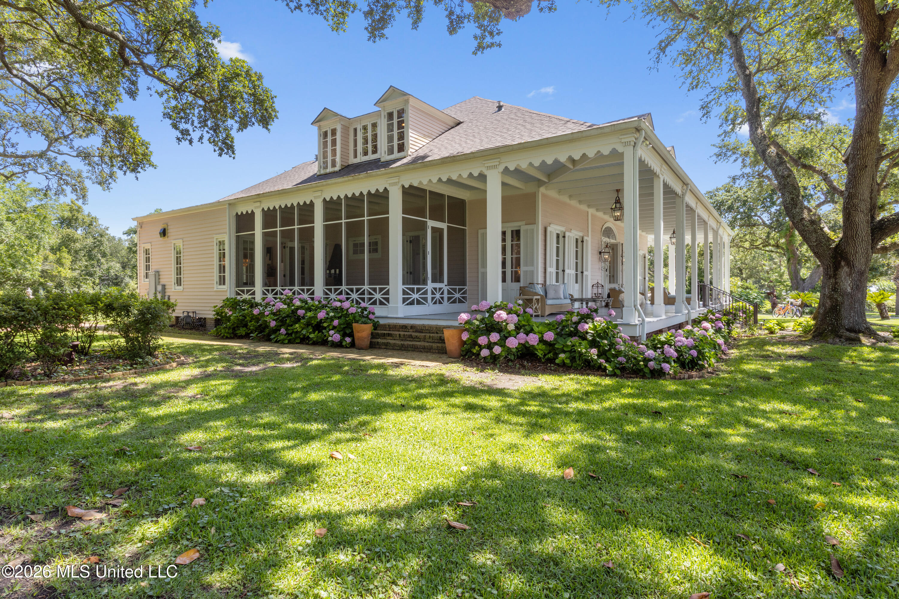 625 E Scenic Drive