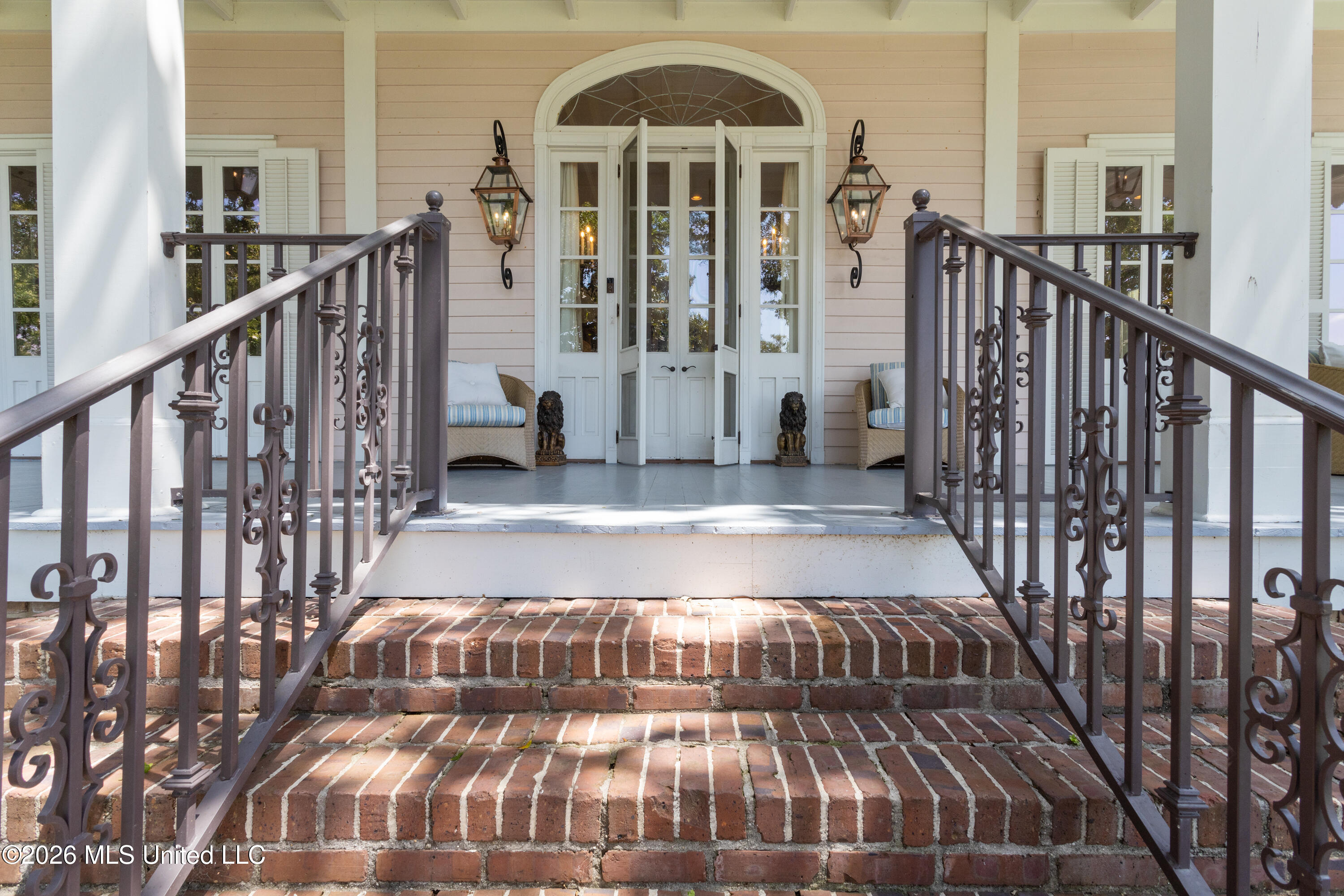 625 E Scenic Drive
