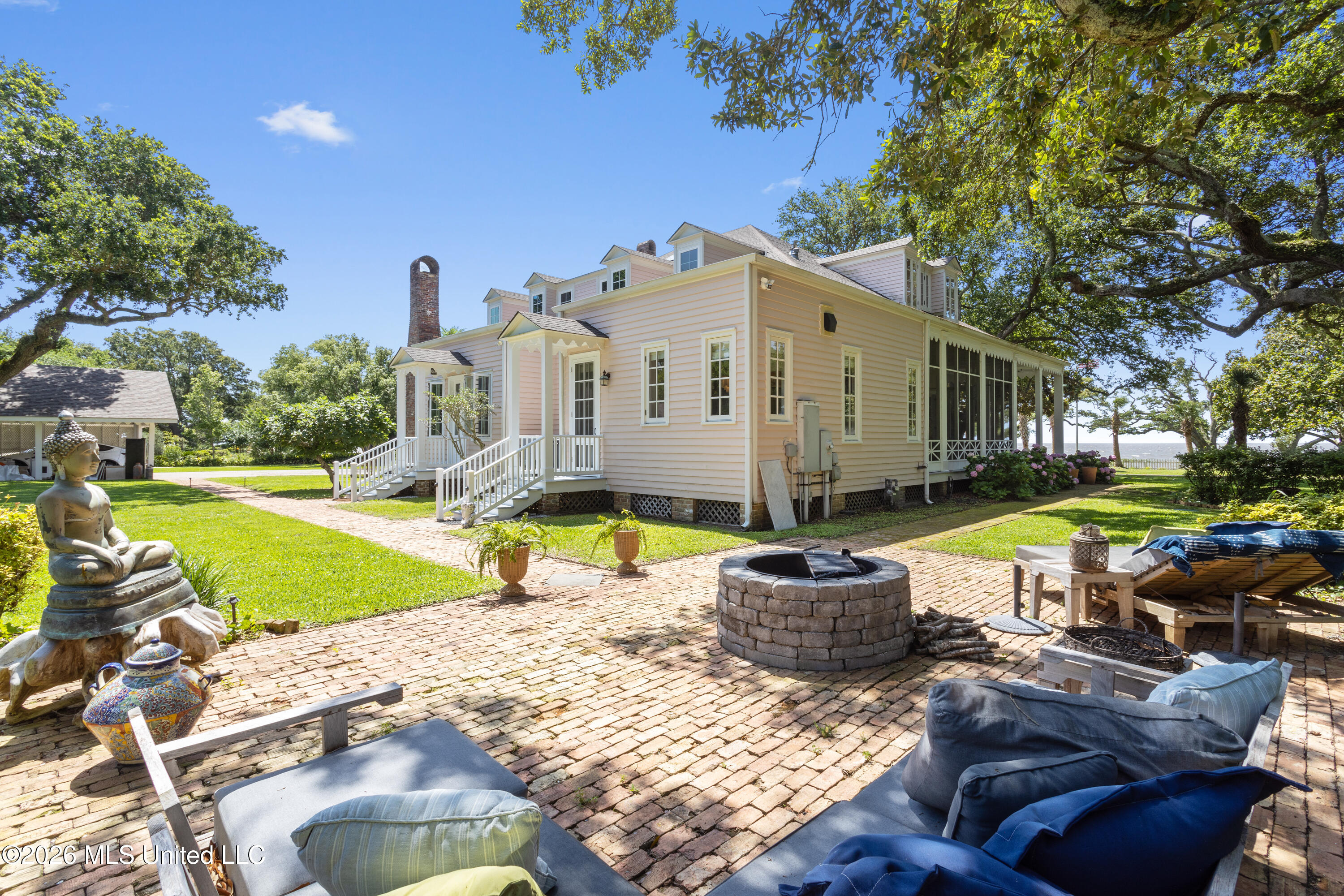 625 E Scenic Drive