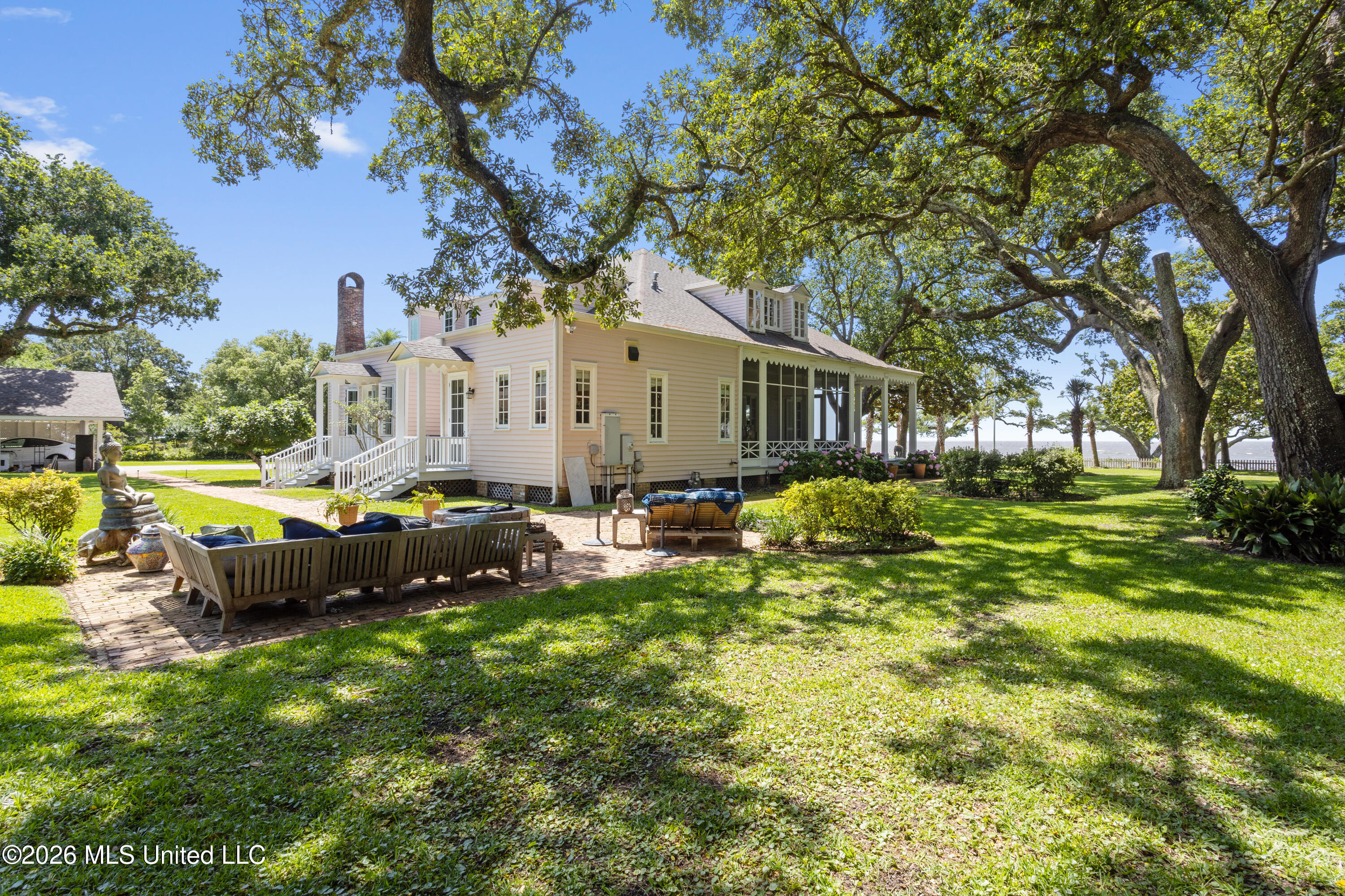 625 E Scenic Drive