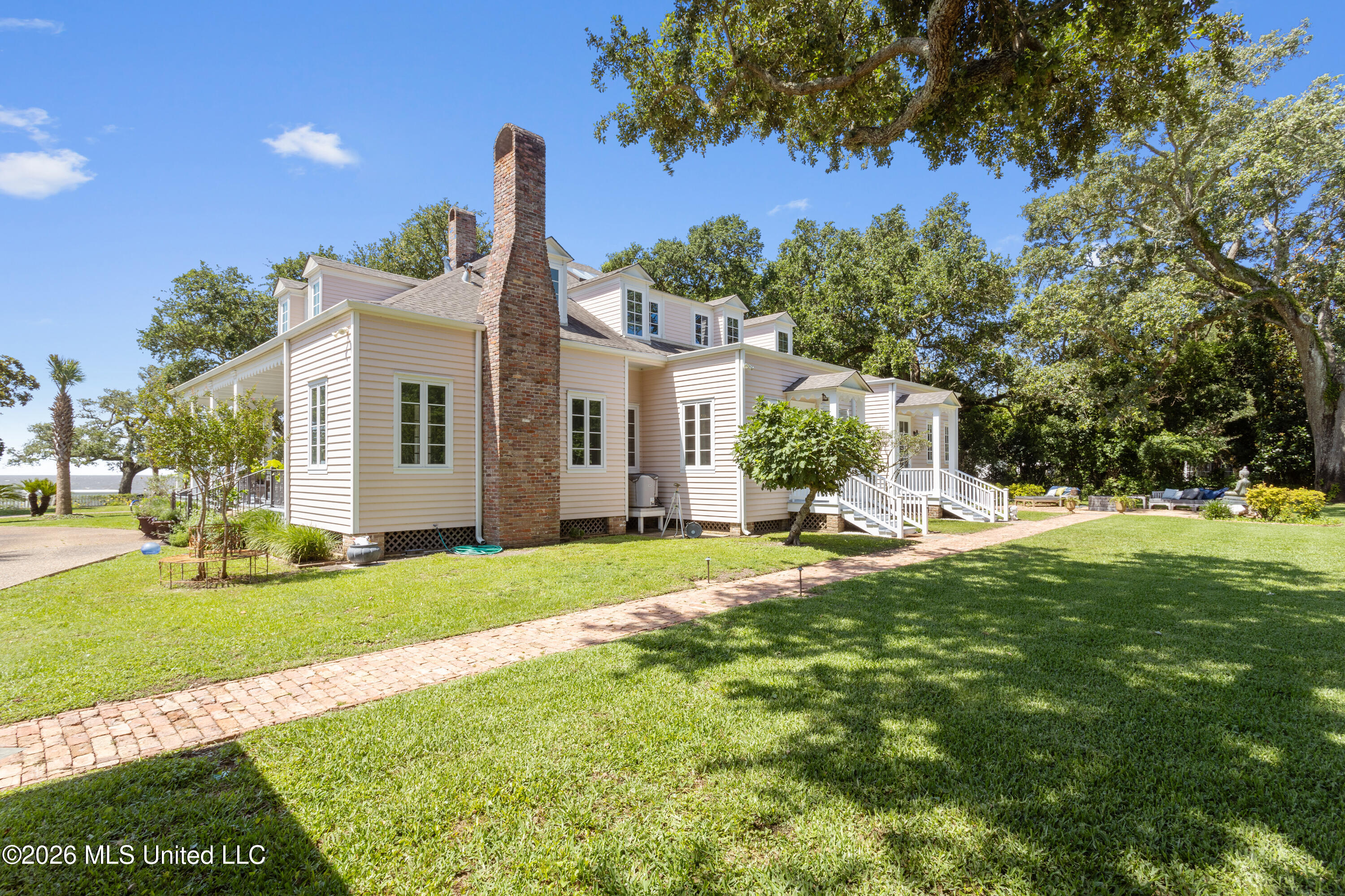 625 E Scenic Drive