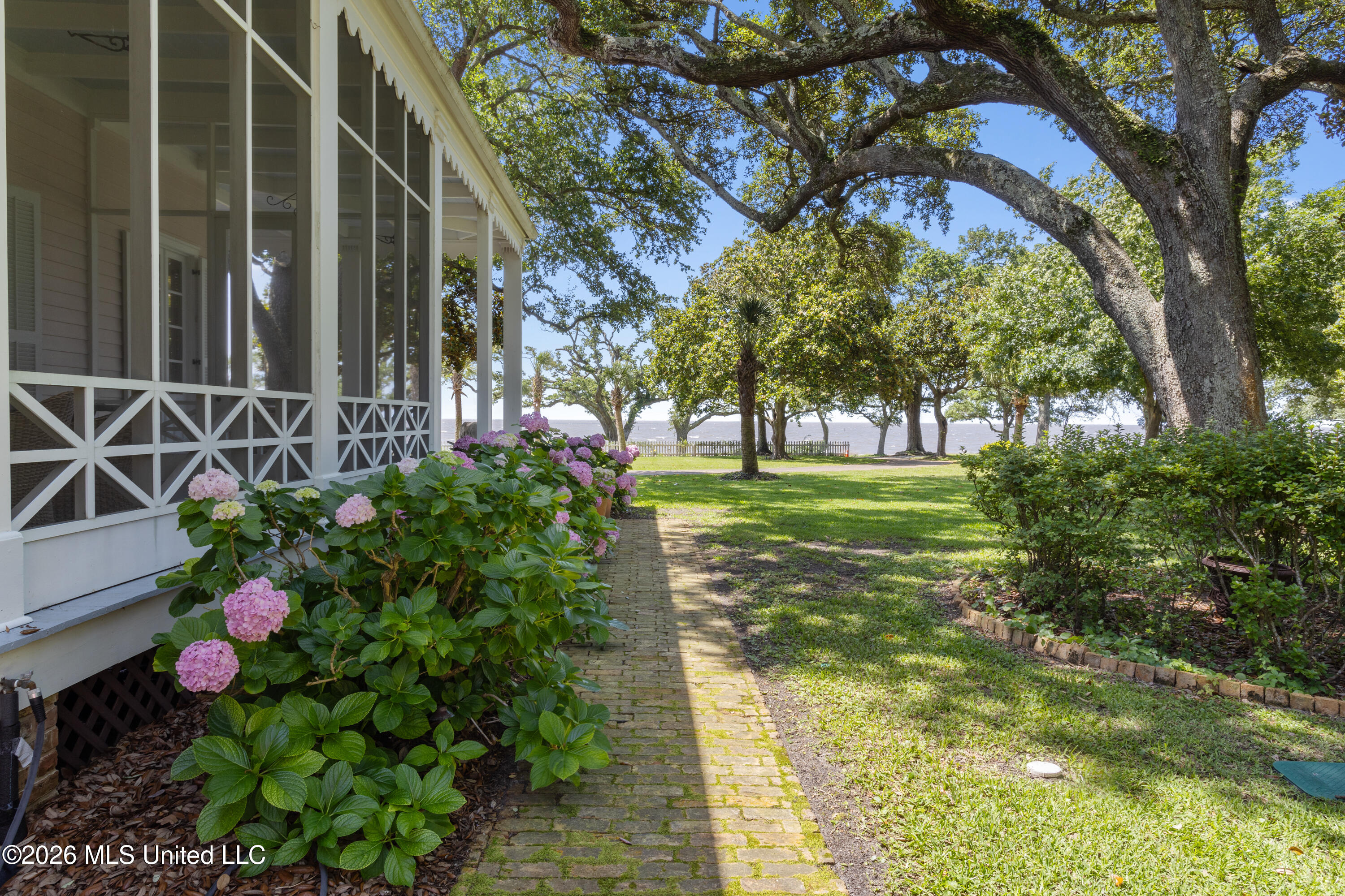 625 E Scenic Drive