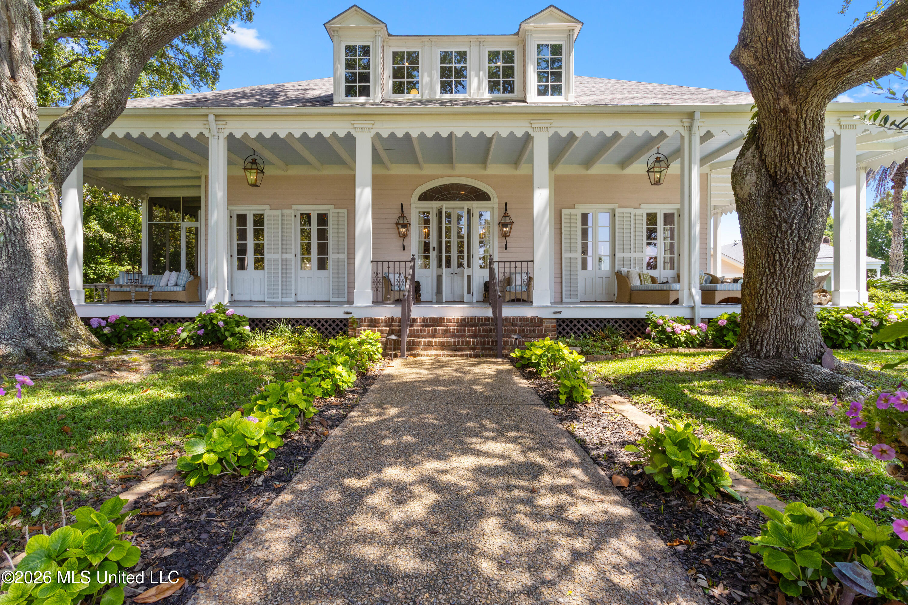 625 E Scenic Drive