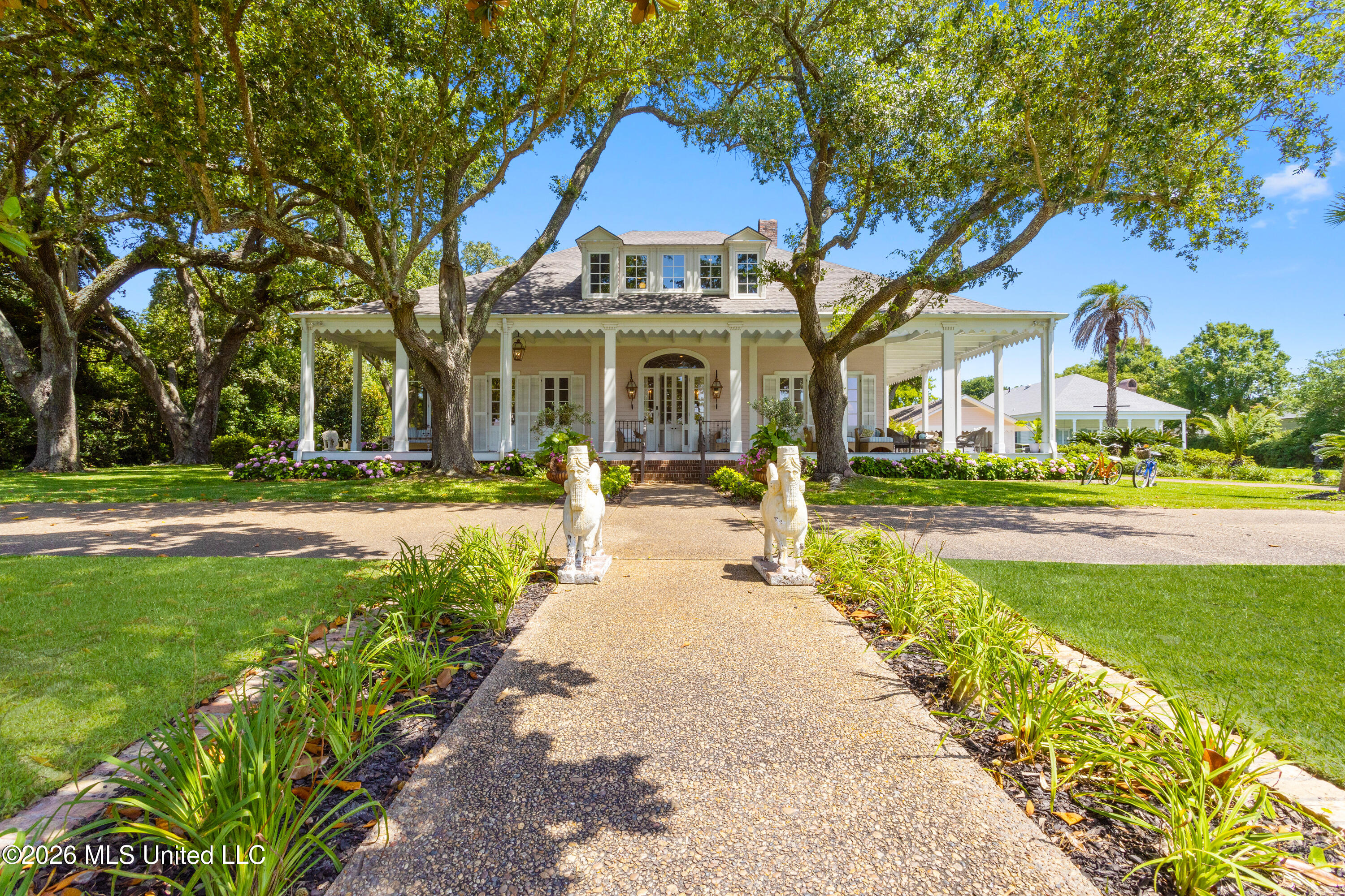 625 E Scenic Drive