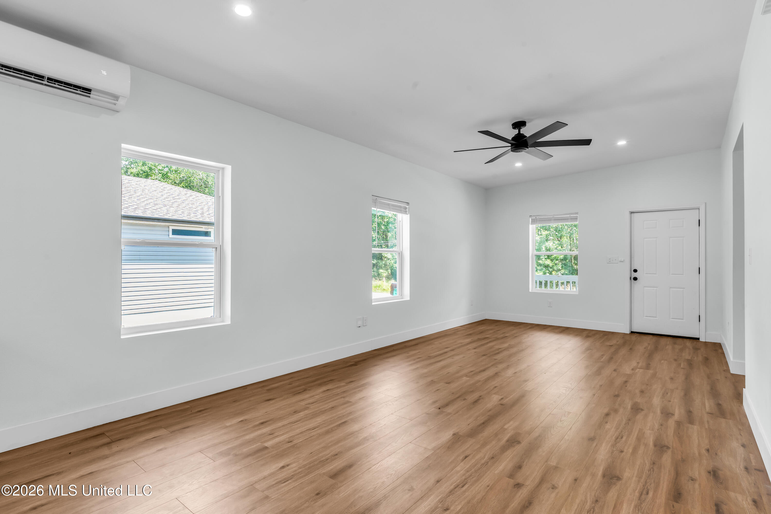 6091 E Adams