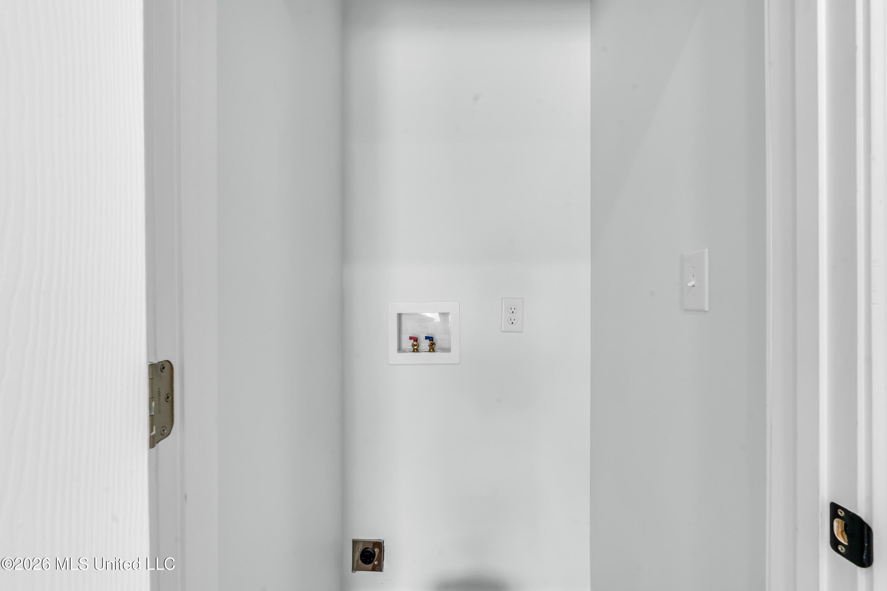 6091 E Adams