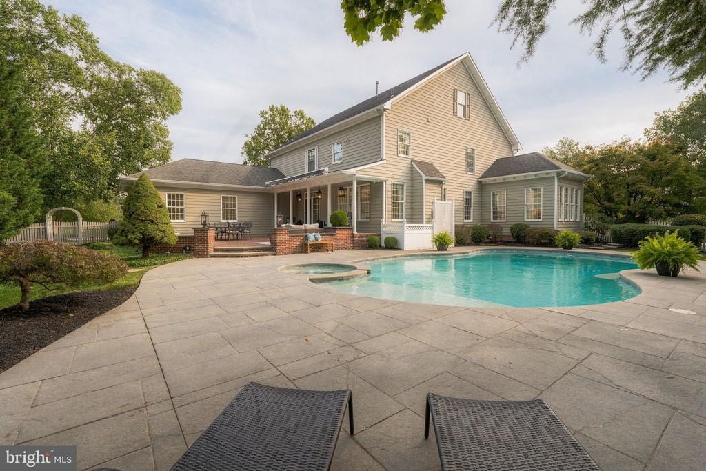 7 HAYFIELD COURT