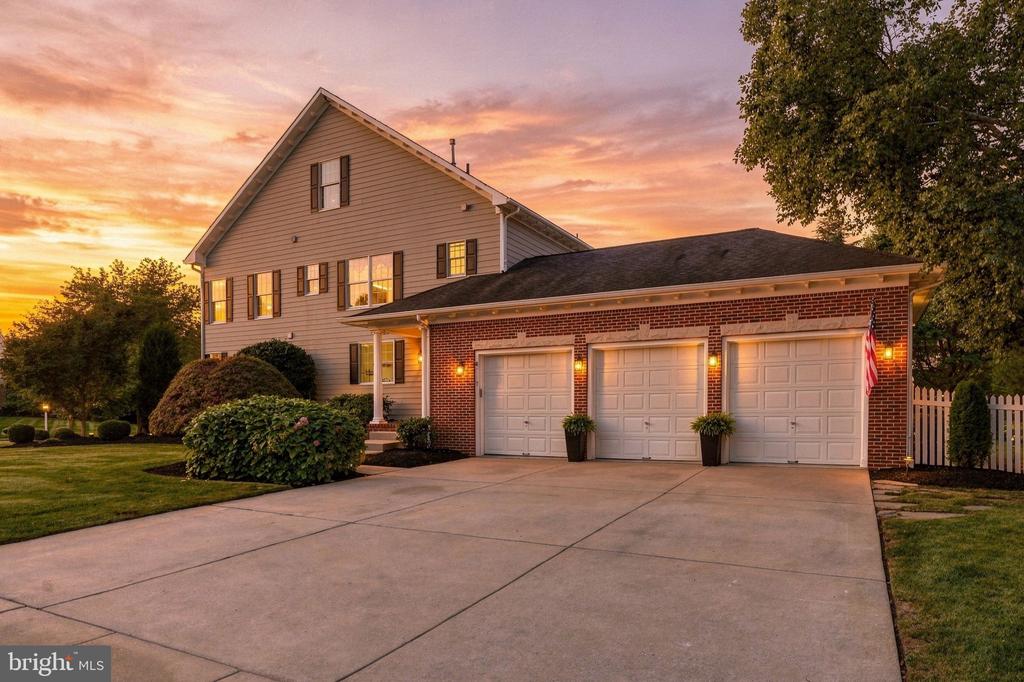 7 HAYFIELD COURT