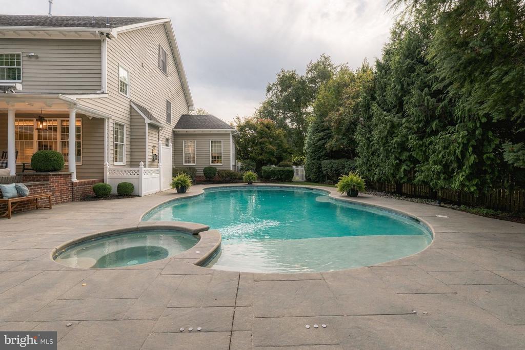 7 HAYFIELD COURT