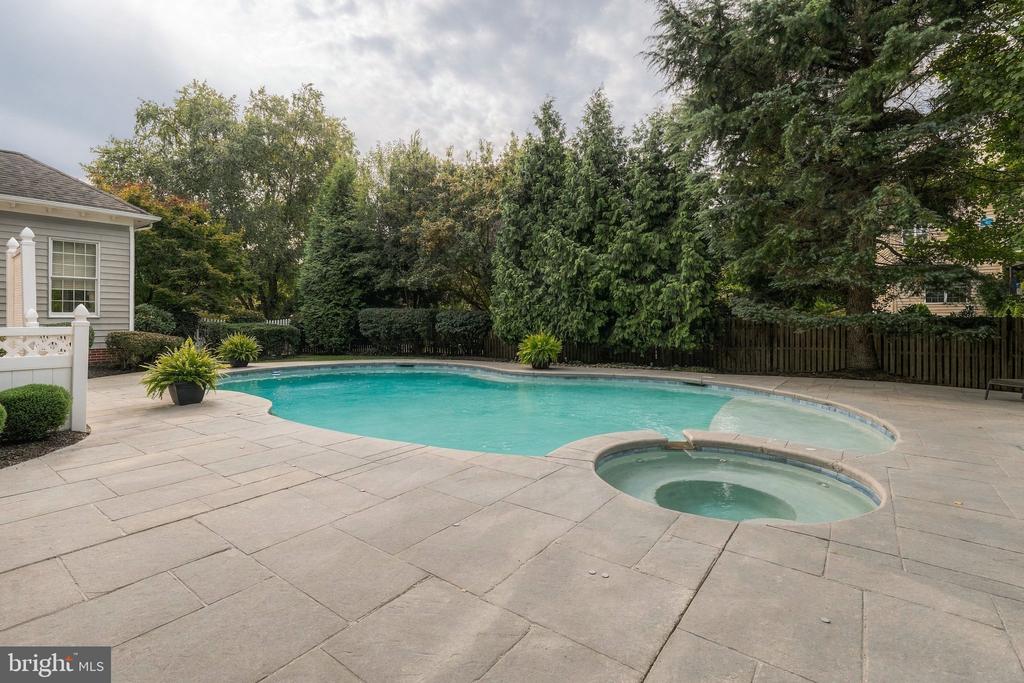 7 HAYFIELD COURT
