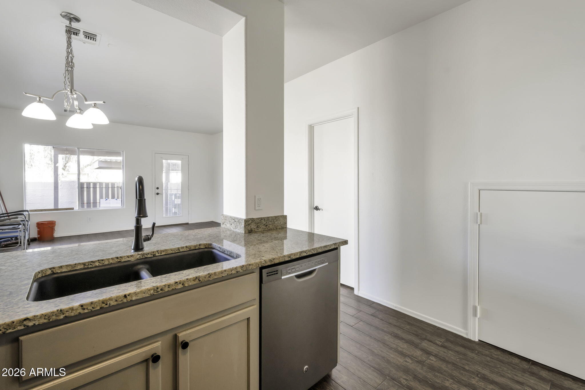 1961 N HARTFORD Street 1191