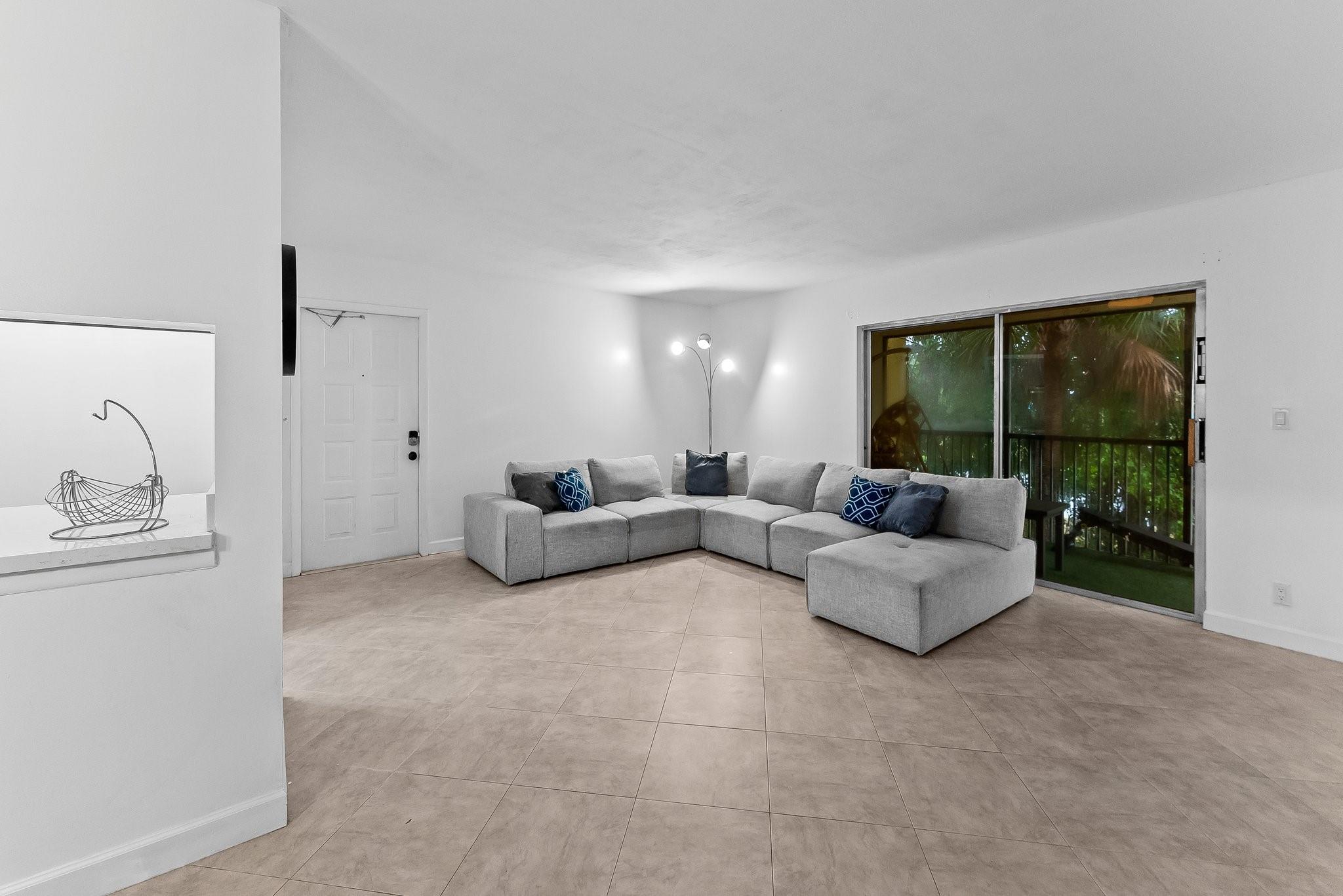 3021 N Oakland Forest Dr 208
