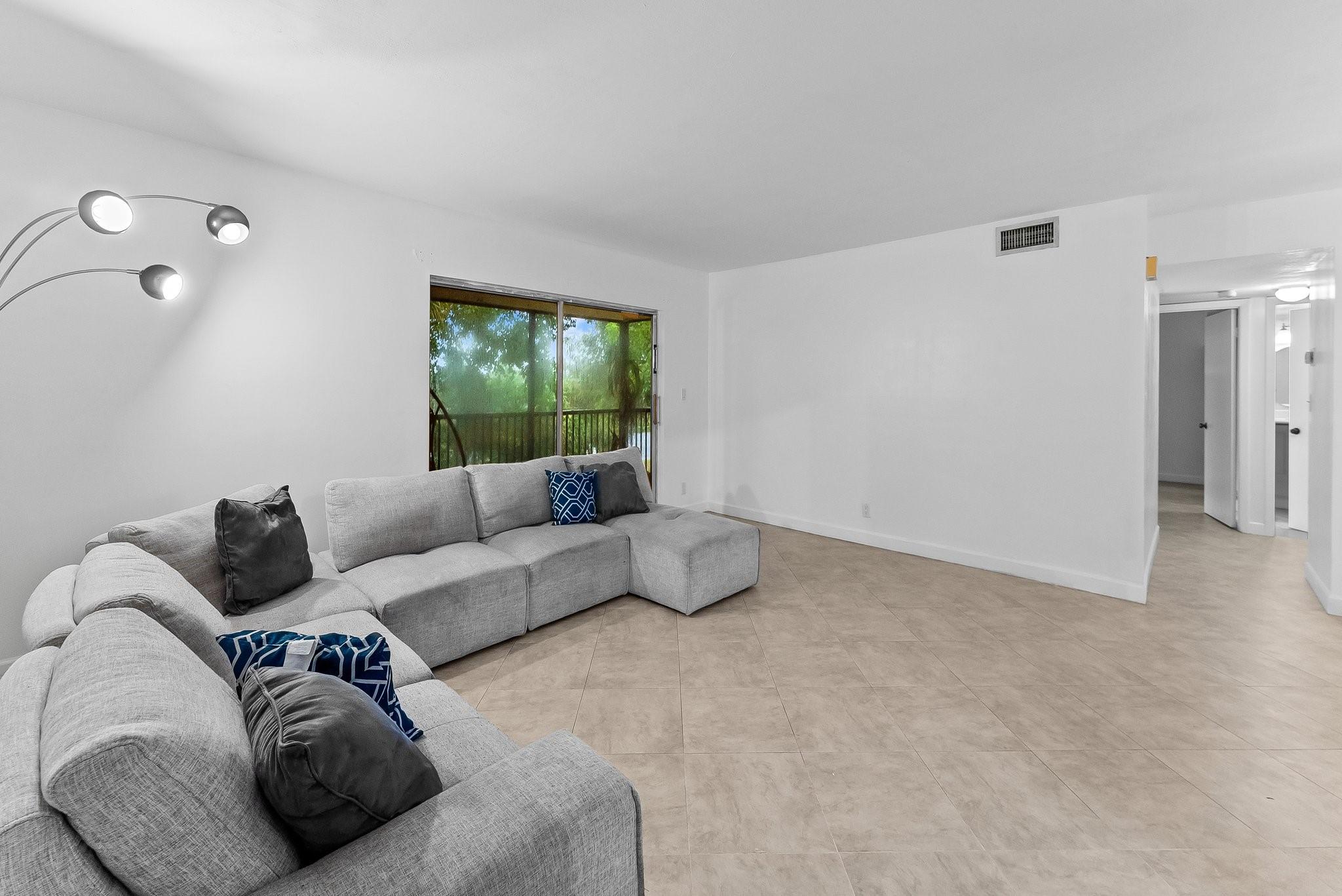 3021 N Oakland Forest Dr 208