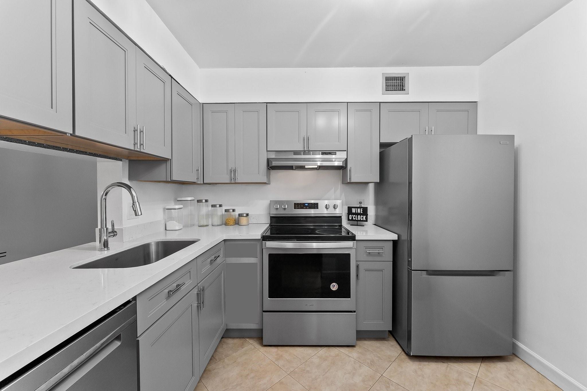 3021 N Oakland Forest Dr 208