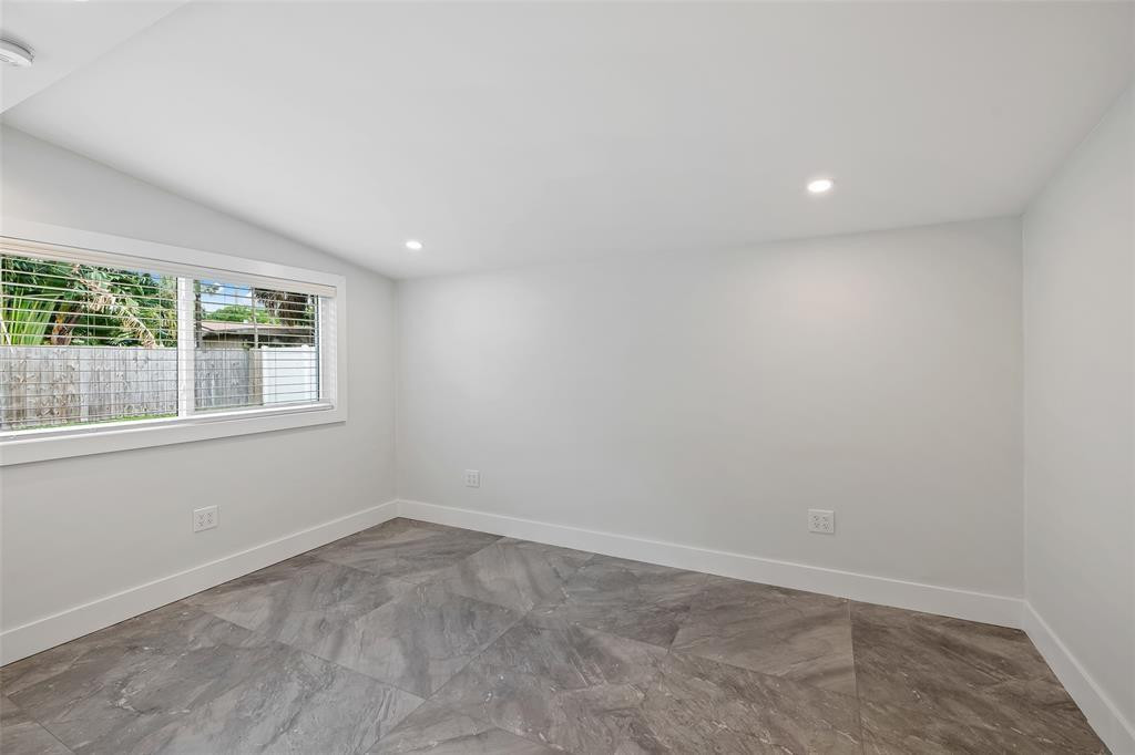 4401 NE 13th Ter