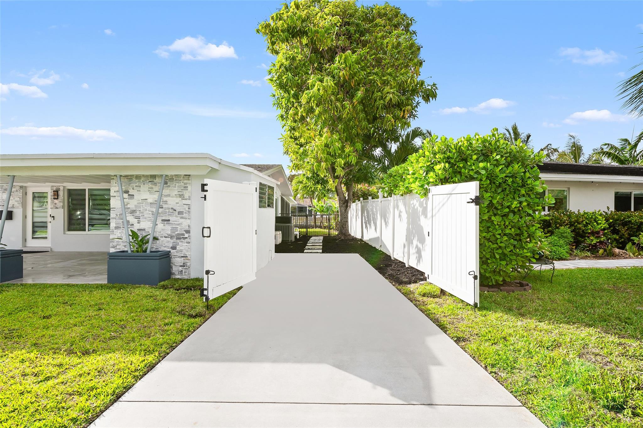 2817 NW 9th Ter