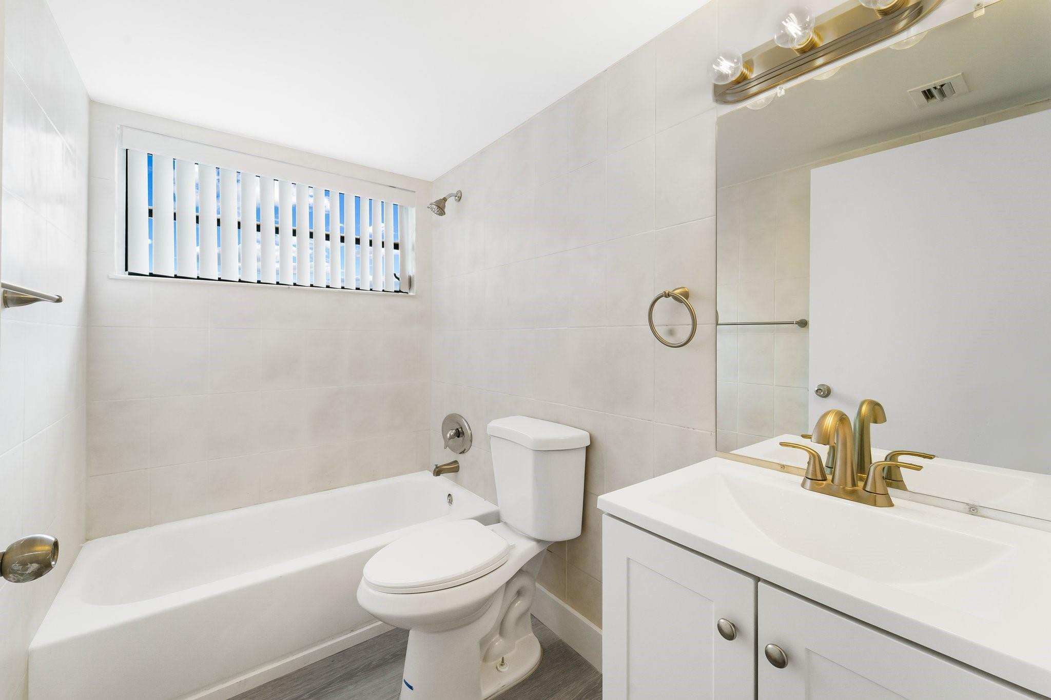 650 NE 149th St A-305