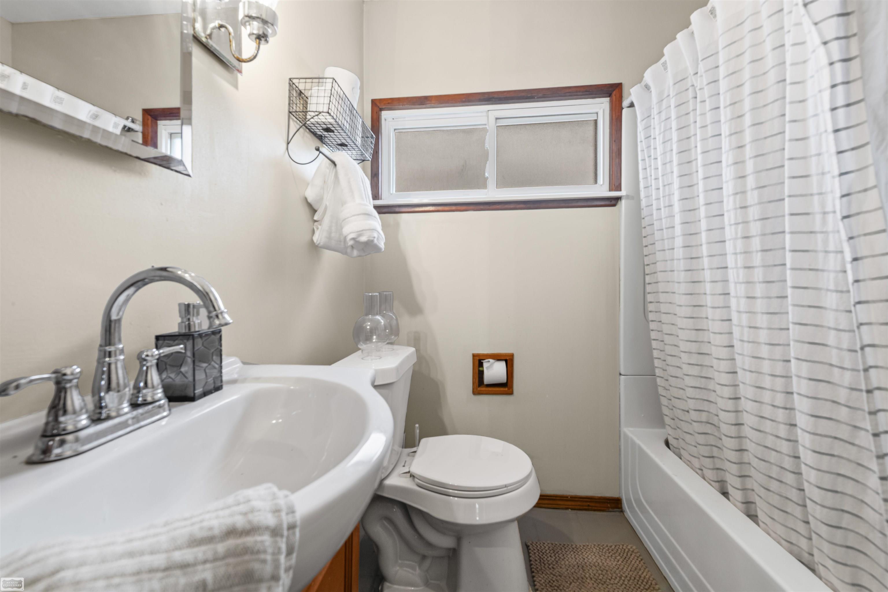 867 E Kalama Streets