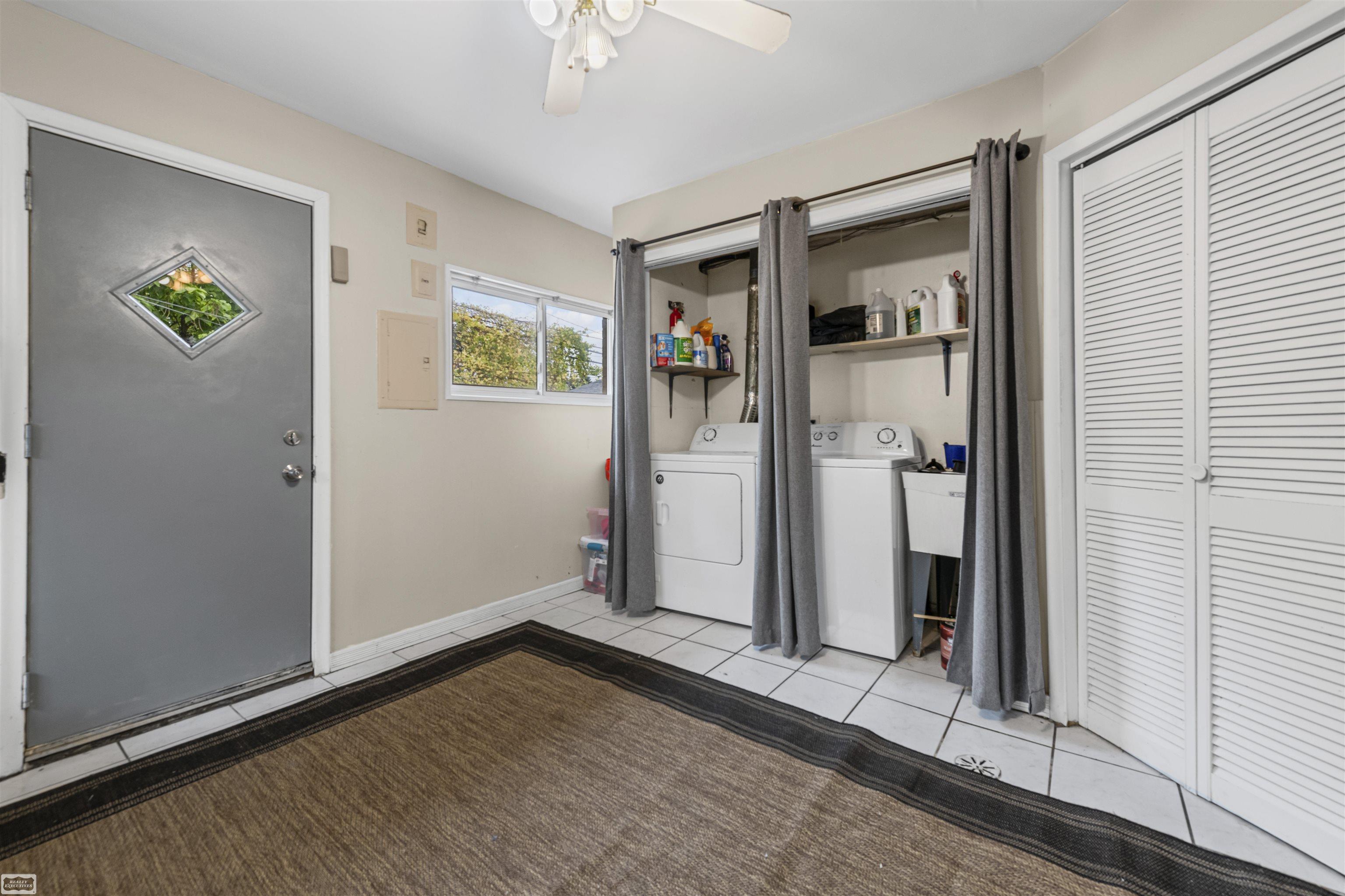 867 E Kalama Streets