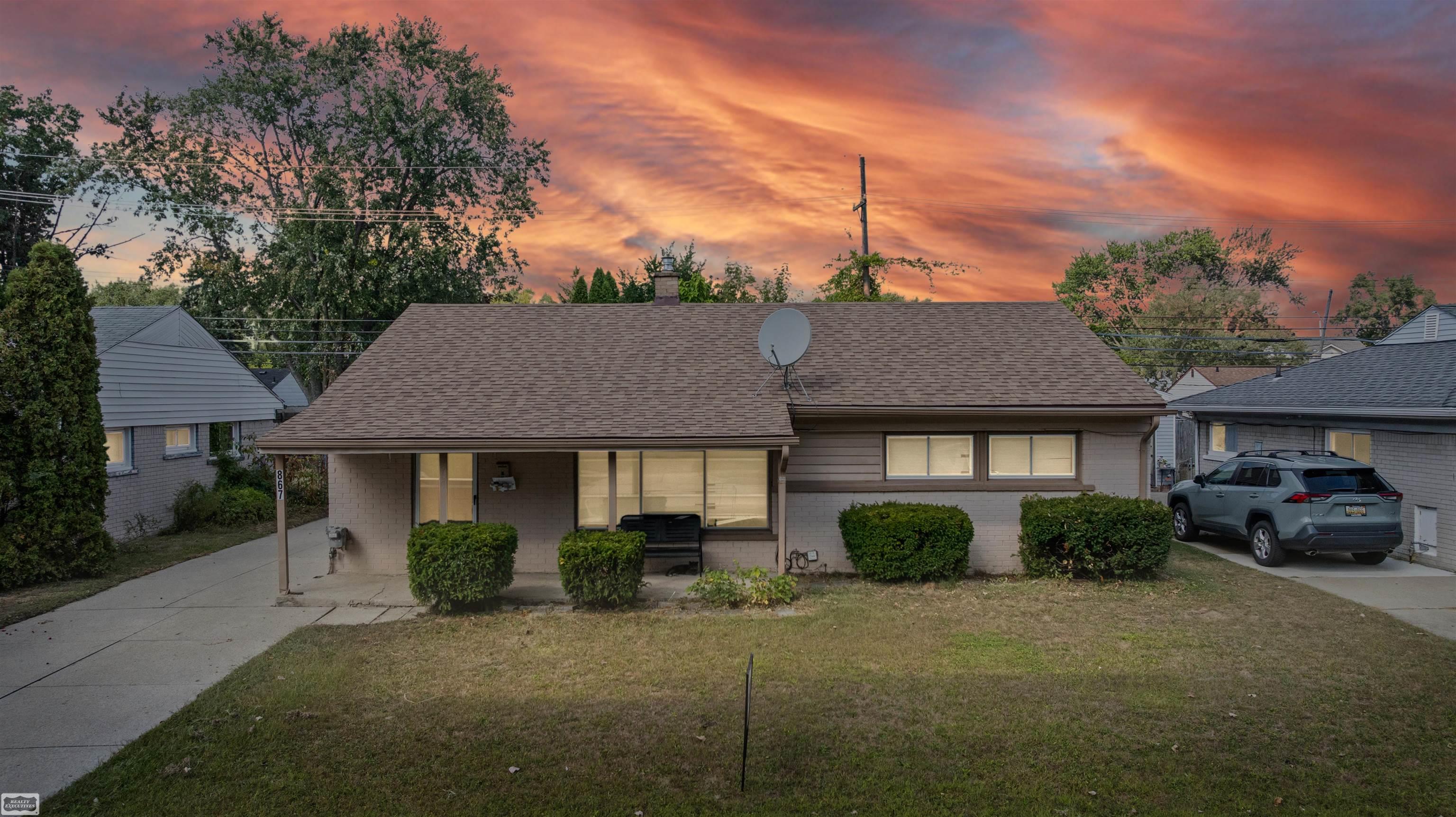 867 E Kalama Streets