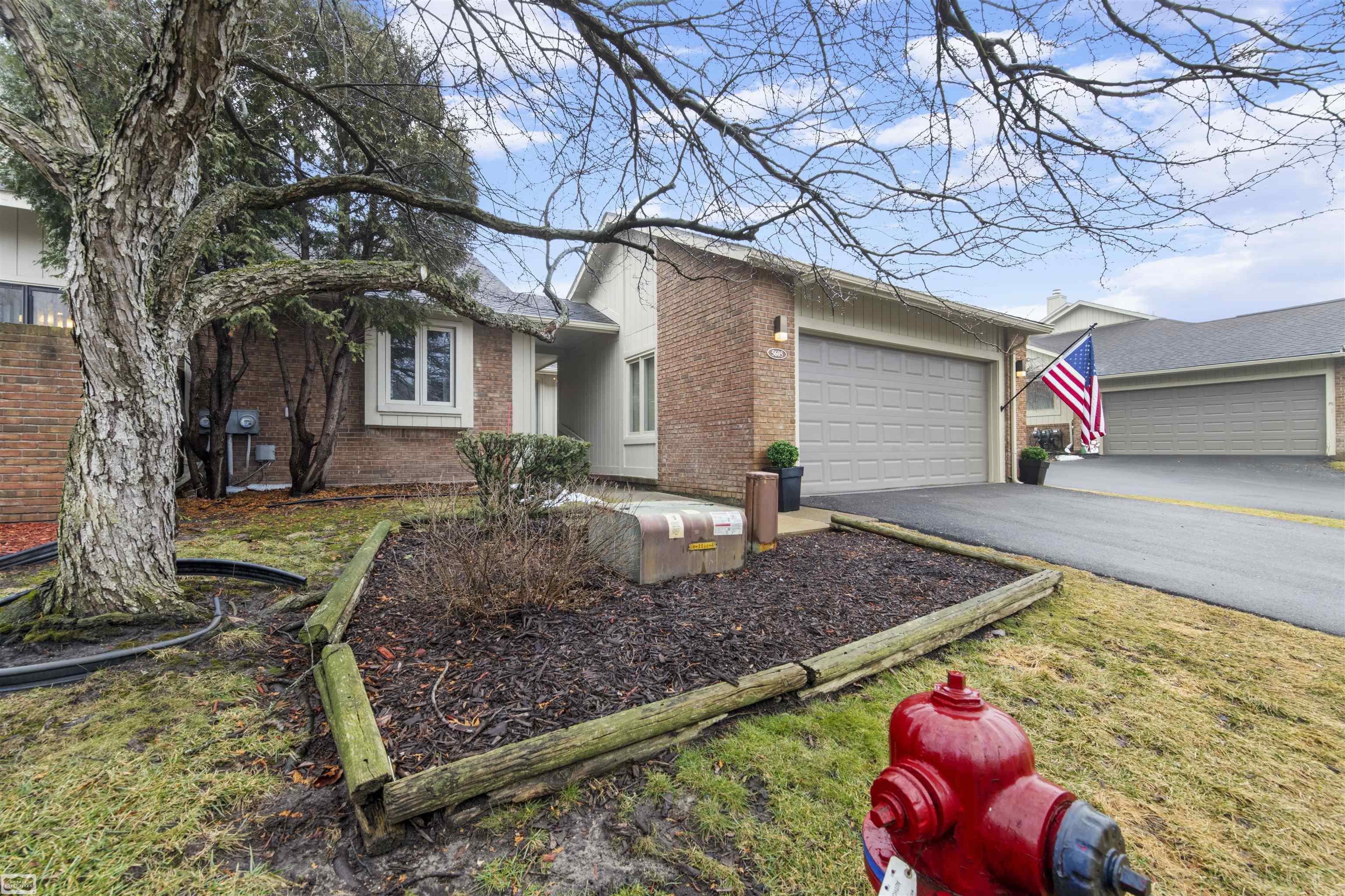 5605 Hillcrest Circle