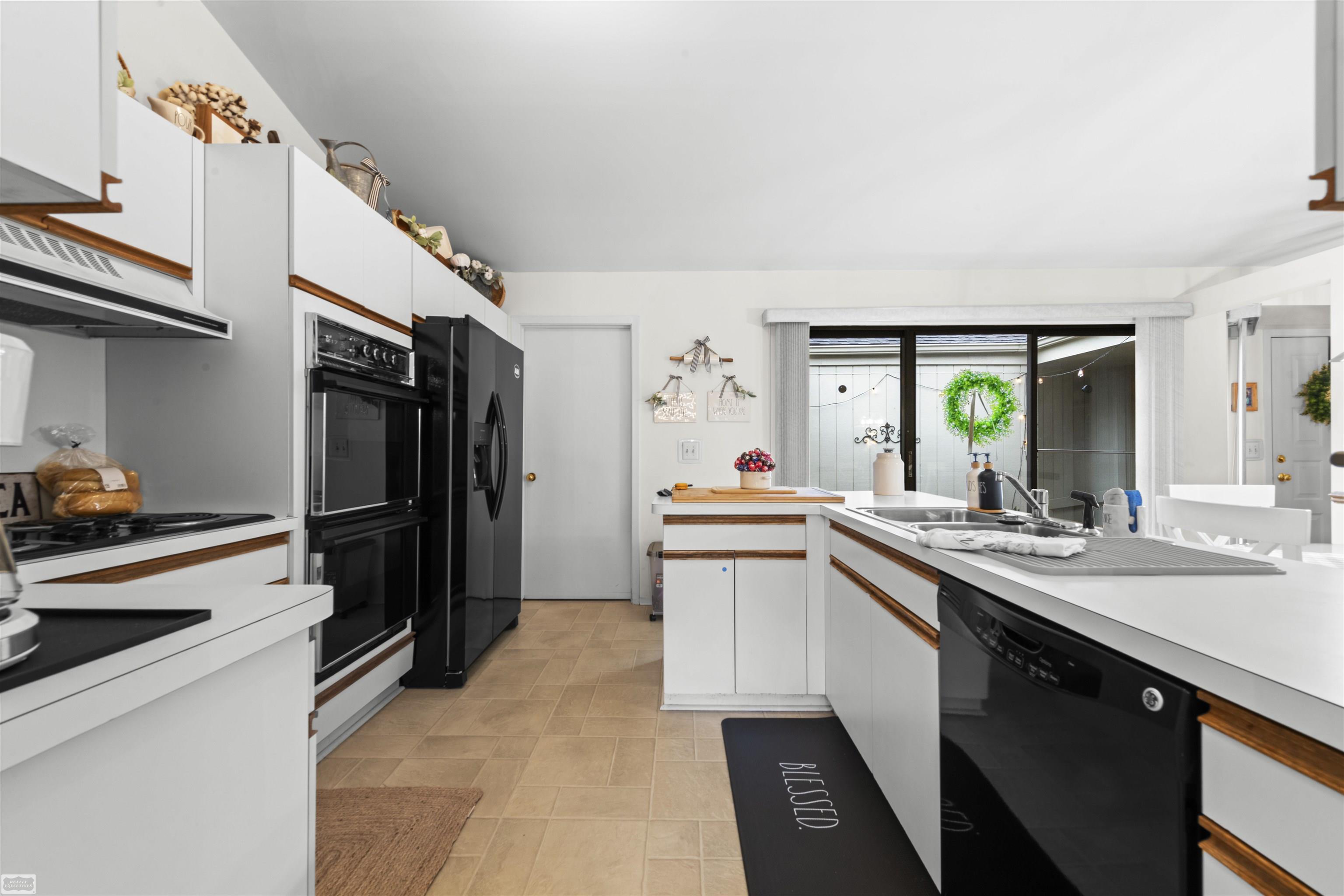 5605 Hillcrest Circle